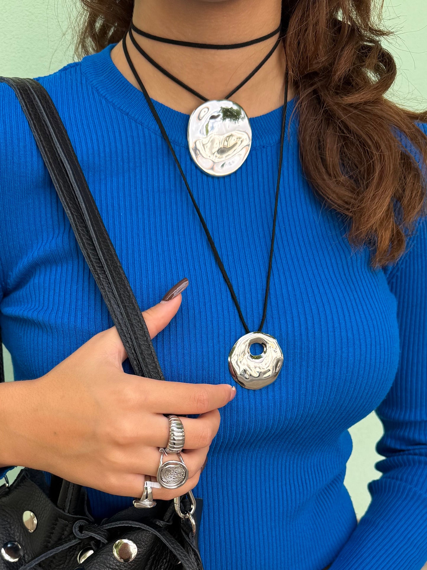 HUSH - COLAR DE CAMURÇA COM MEDALHÃO GRANDE EM AÇO INOXIDÁVEL