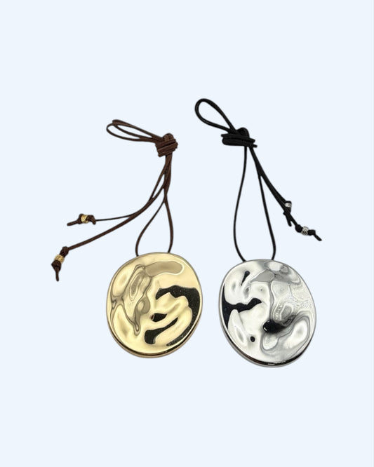 HUSH - COLAR DE CAMURÇA COM MEDALHÃO GRANDE EM AÇO INOXIDÁVEL