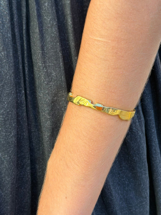 MIST - PULSEIRA RÍGIDA DOURADA COM RECORTES EM AÇO INOXIDÁVEL