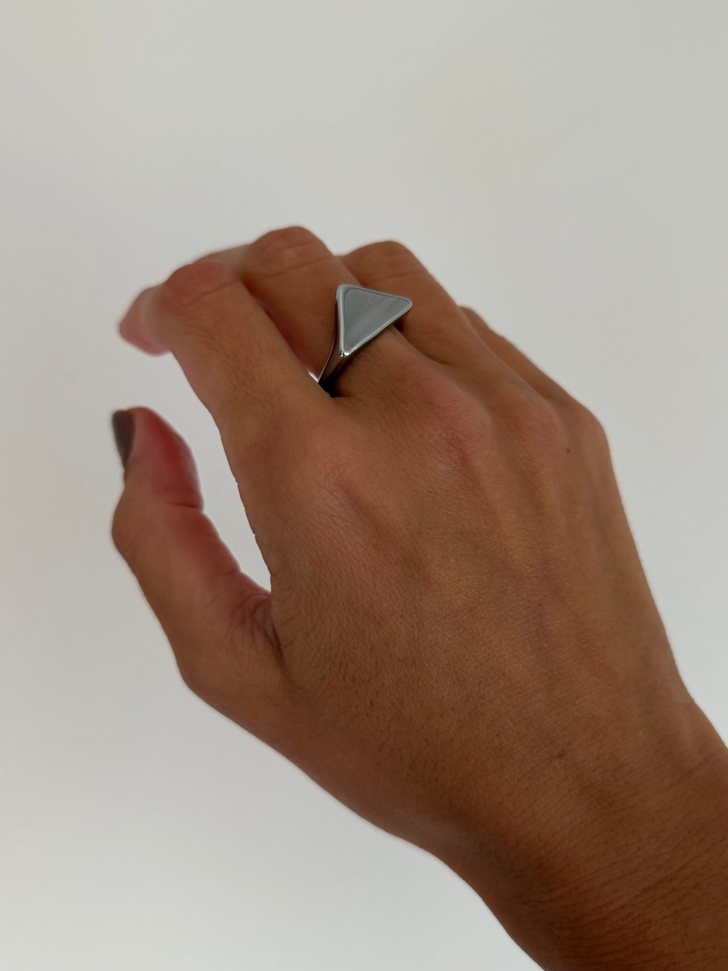 ANILLO GEOMÉTRICO CON TRIÁNGULO EN ACERO INOXIDABLE