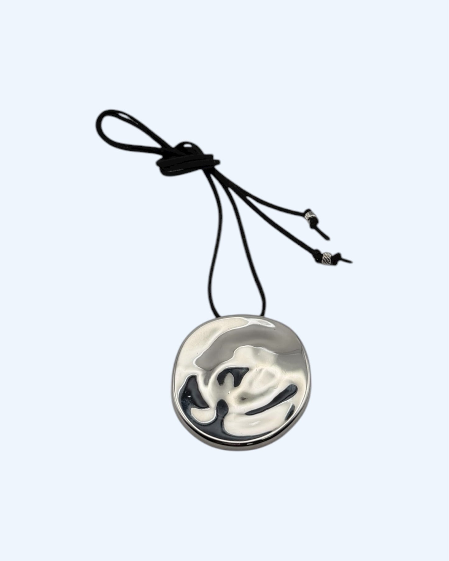 HUSH - COLAR DE CAMURÇA COM MEDALHÃO GRANDE EM AÇO INOXIDÁVEL