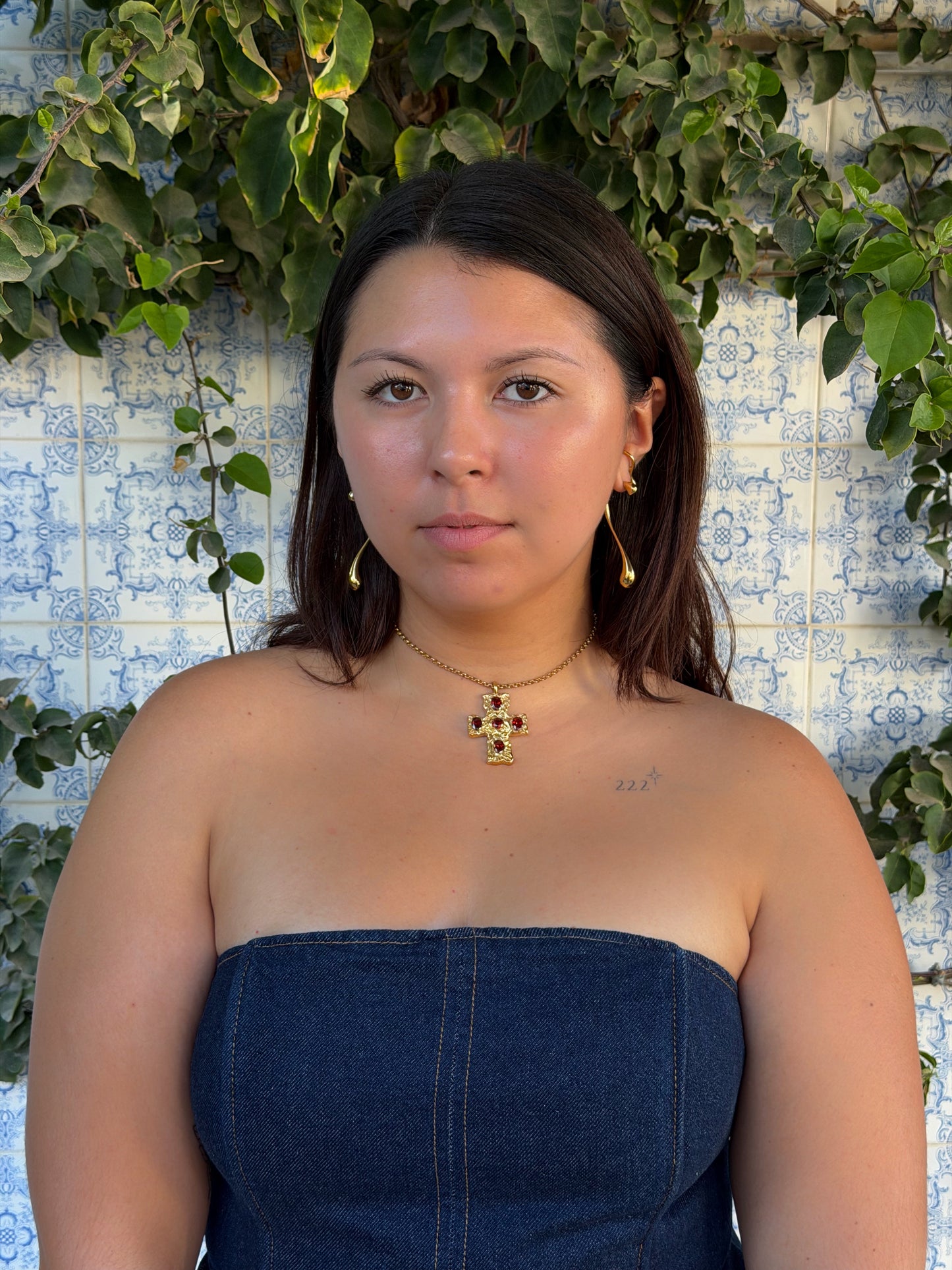 COLAR OU CHOKER CORRENTE COM CRUZ BARROCA COM PEDRAS