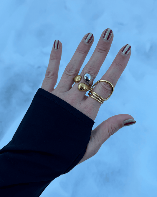 Vista a ser usado no dedo do Anel chunky bicolor em aço inoxidável com abertura frontal e acabamento espelhado.