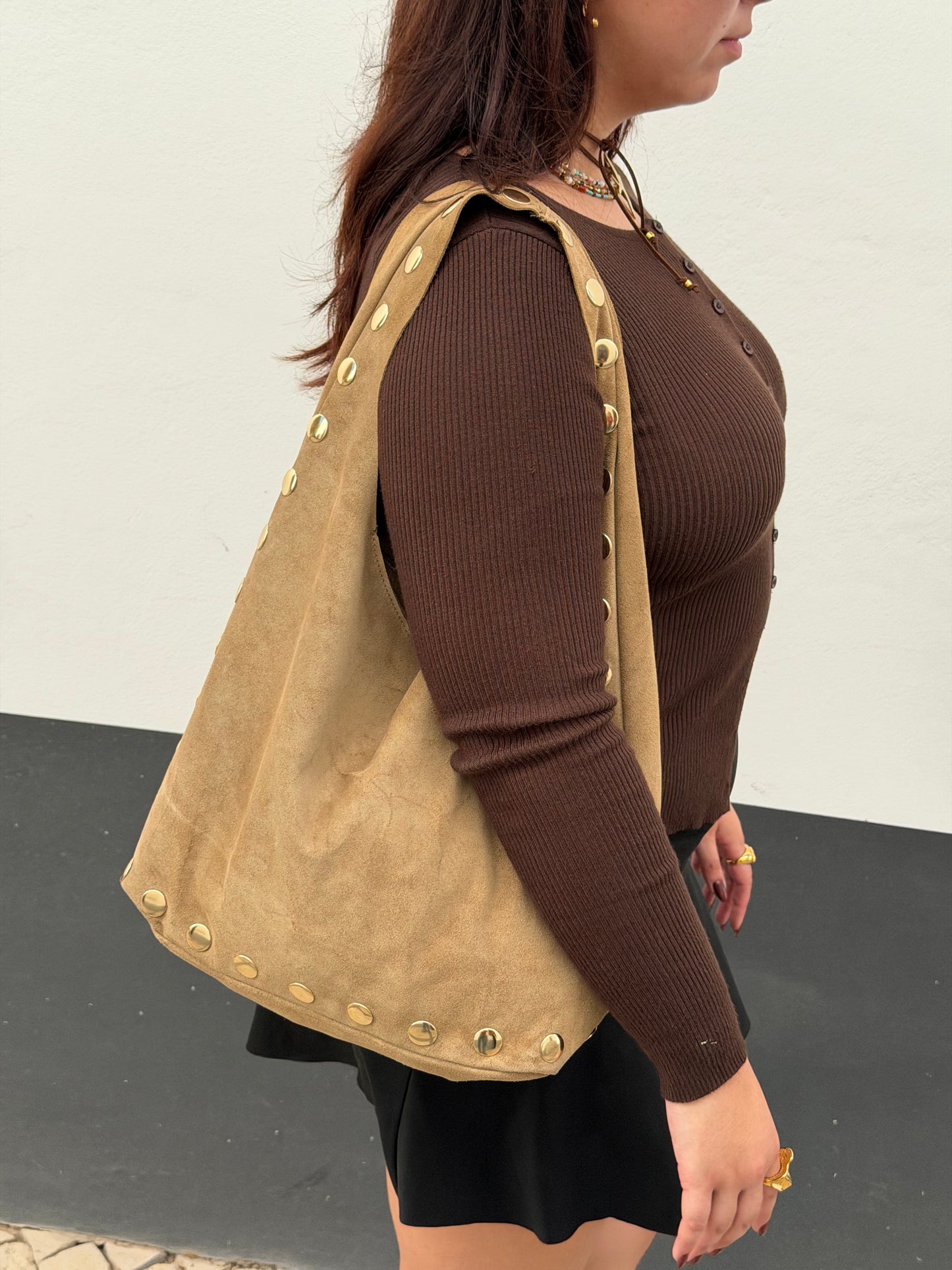 Mala Latte de ombro camurça com tachas douradas