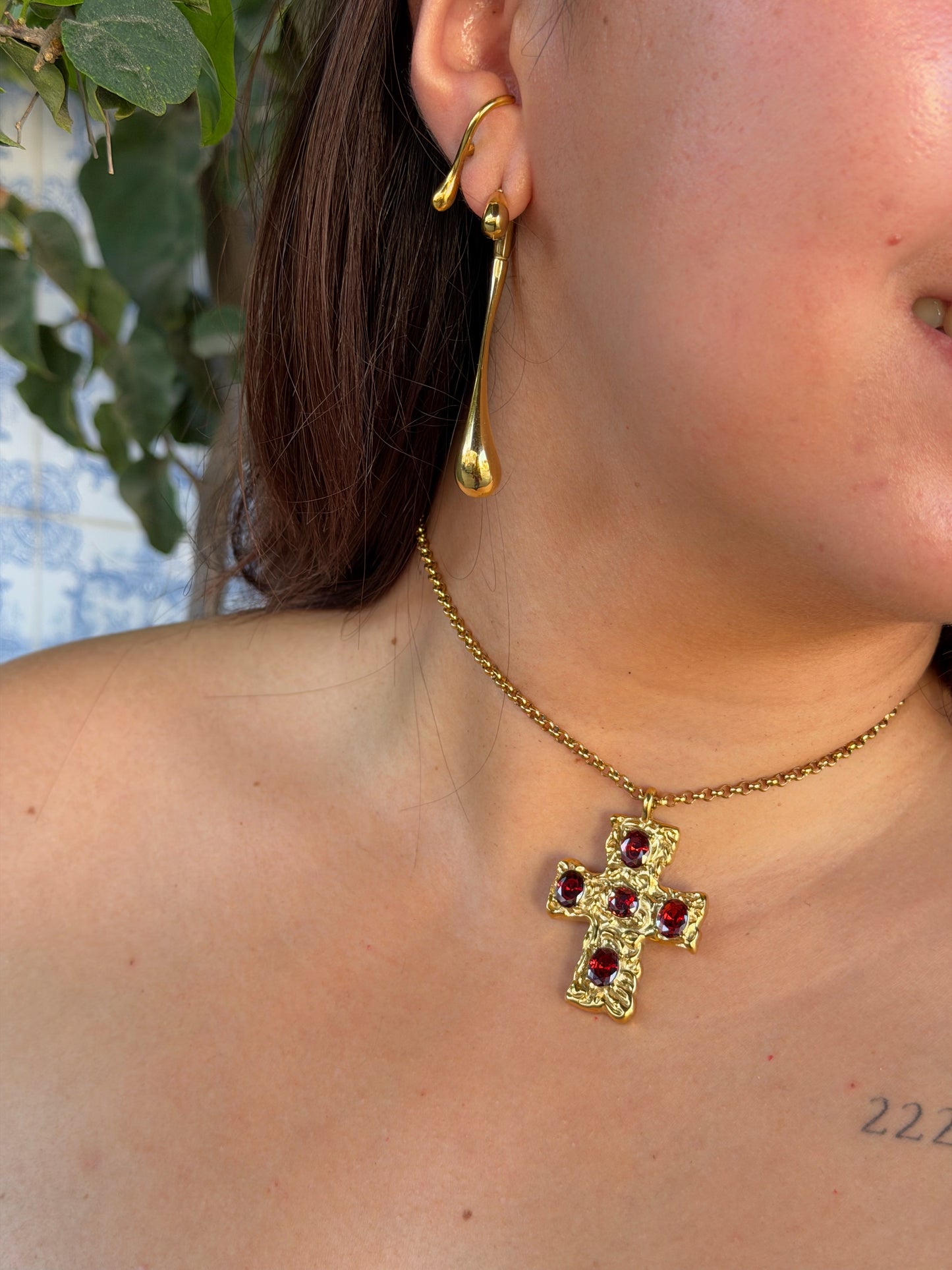 COLAR OU CHOKER CORRENTE COM CRUZ BARROCA COM PEDRAS