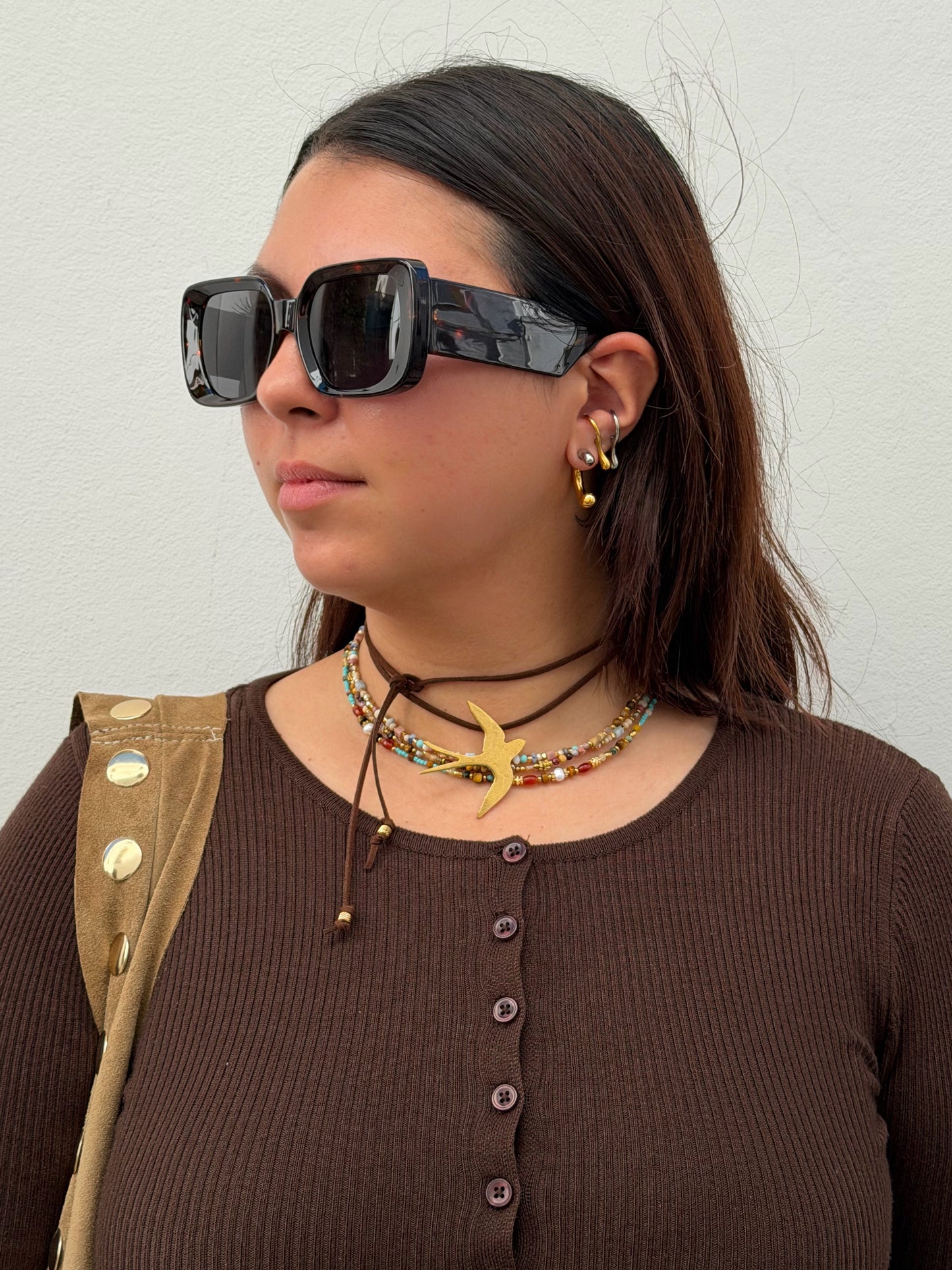 COLAR DE CAMURÇA COM PÁSSARO ANDORINHA EM AÇO INOXIDÁVEL