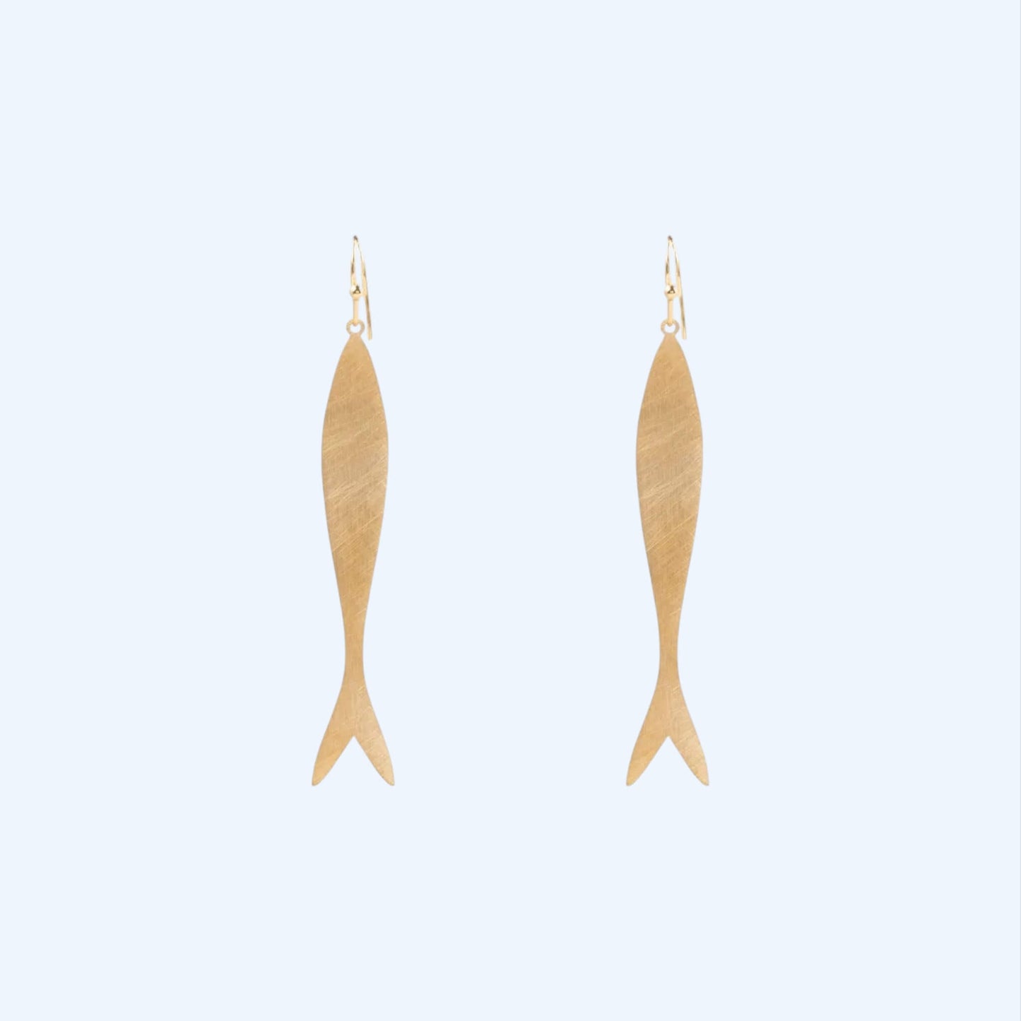 Vista frontal dos Brincos dourados longos com sardinhas minimalistas em aço inoxidável. Este modelo de brincos tem a forma alongada de uma silhueta de uma sardinha, tornando-os uma versão minimalista de um brincos com peixes. São leves, fáceis de usar e ideais para qualquer ocasião.