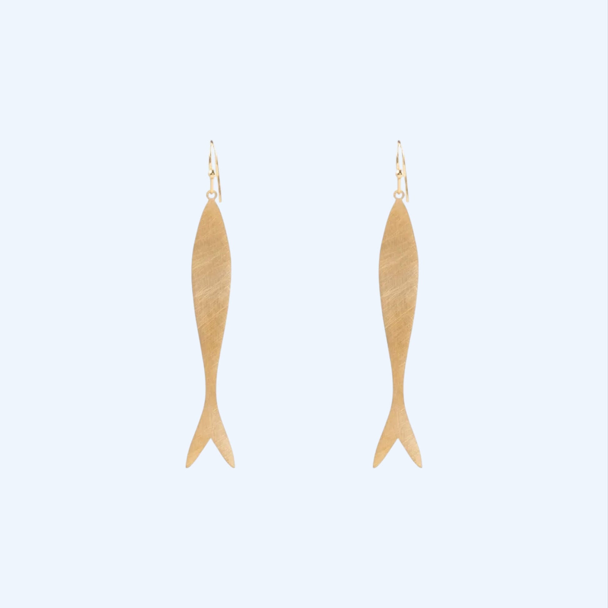 Vista frontal dos Brincos dourados longos com sardinhas minimalistas em aço inoxidável. Este modelo de brincos tem a forma alongada de uma silhueta de uma sardinha, tornando-os uma versão minimalista de um brincos com peixes. São leves, fáceis de usar e ideais para qualquer ocasião.