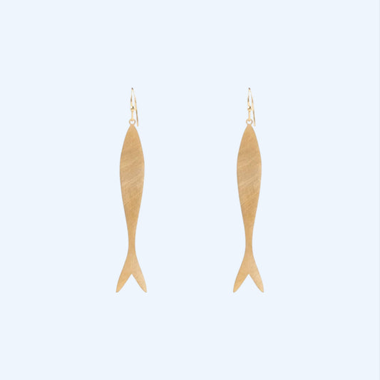 Vista frontal dos Brincos dourados longos com sardinhas minimalistas em aço inoxidável. Este modelo de brincos tem a forma alongada de uma silhueta de uma sardinha, tornando-os uma versão minimalista de um brincos com peixes. São leves, fáceis de usar e ideais para qualquer ocasião.