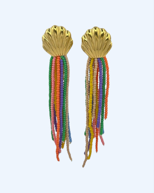 BRINCOS CONCHA DOURADA EM AÇO COM FRANJAS COLORIDAS
