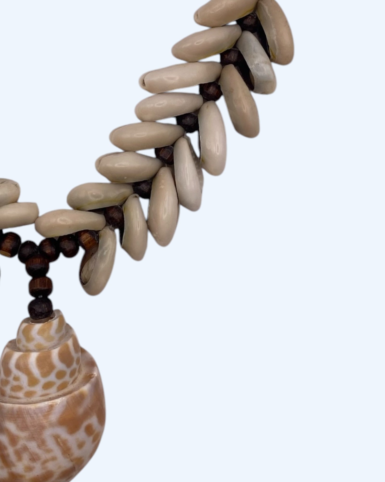 Detalhe do Colar Boho castanho com búzios e conchas naturais e peças de madeira. Colar de Verão para usar em festas e dias casuais.