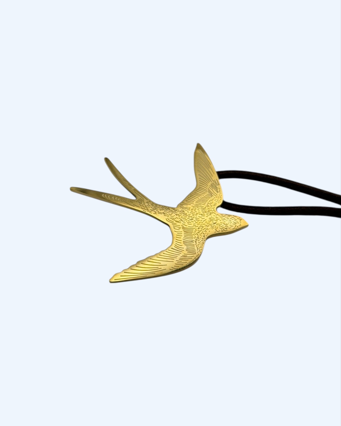 COLAR DE CAMURÇA COM PÁSSARO ANDORINHA EM AÇO INOXIDÁVEL