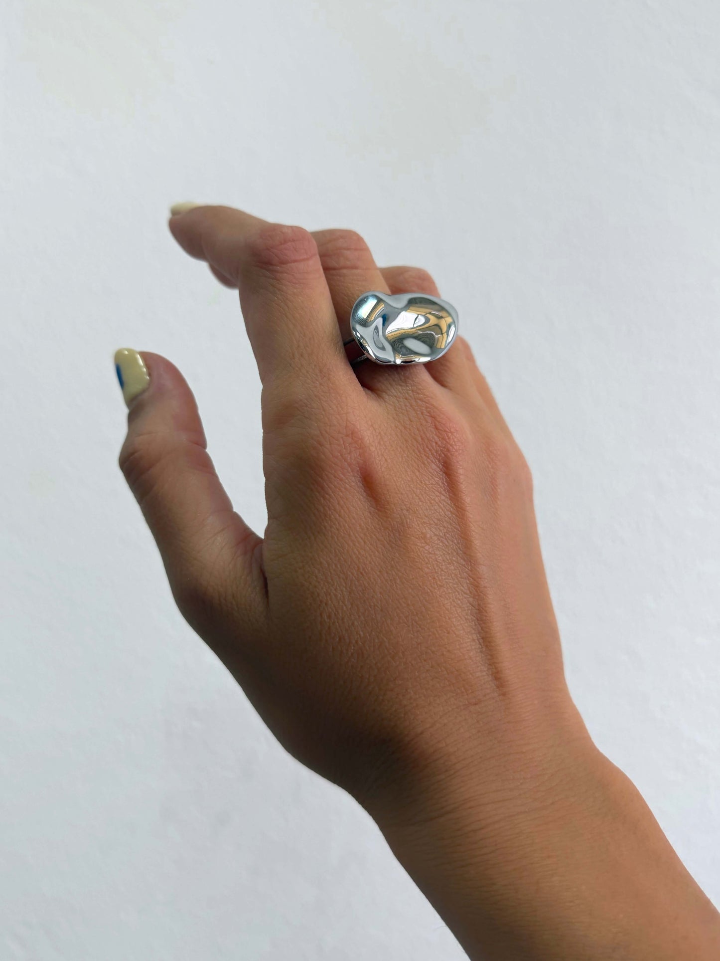 ANILLO AJUSTABLE DE ACERO INOXIDABLE CON DISEÑO LÍQUIDO