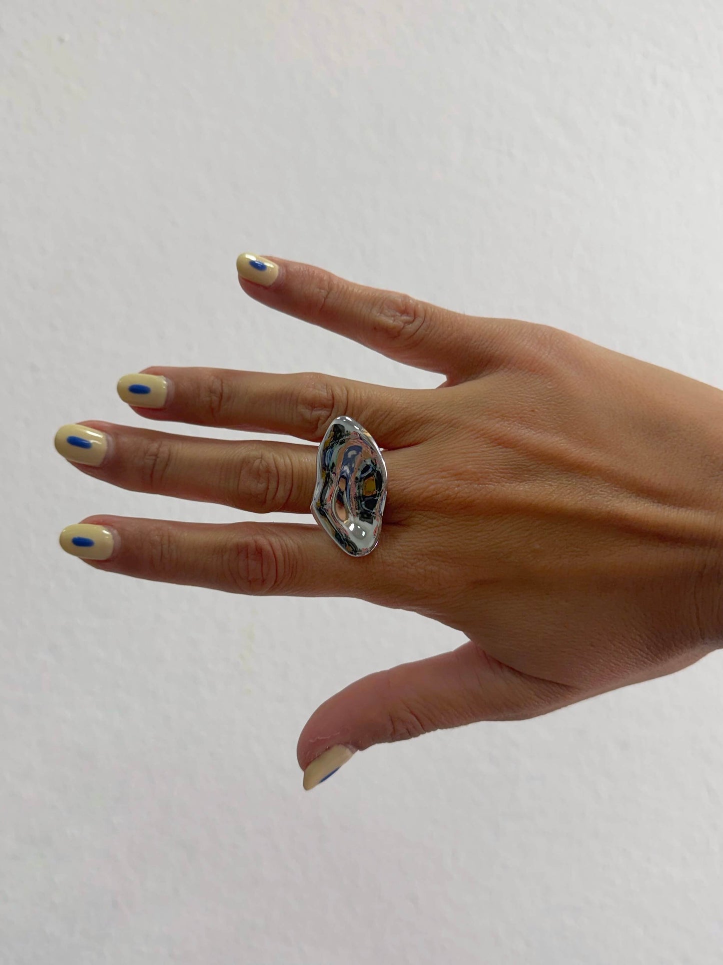 ANILLO AJUSTABLE DE ACERO INOXIDABLE CON DISEÑO LÍQUIDO