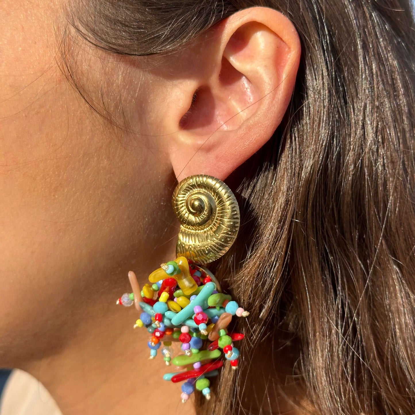 PENDIENTES DORADOS DE ACERO CON ABALORIOS COLGANTES