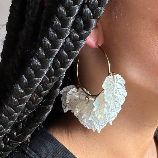 GOLD-PLATED HALF-HOOP EARRINGS WITH TRANSLUCENT LEAVES