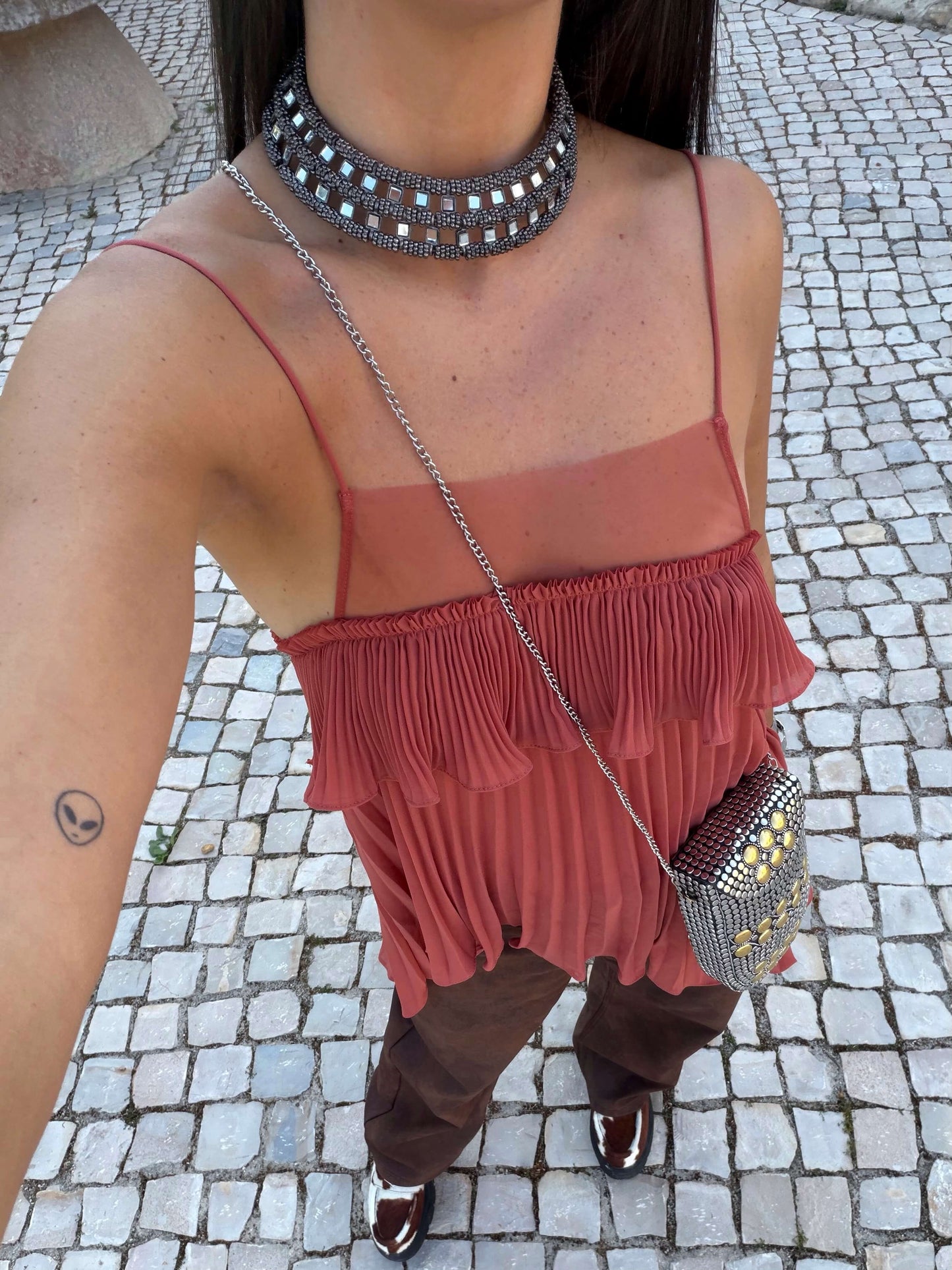 MALA CLUTCH DE FESTA COM TACHAS DOURADAS E PRATEADAS