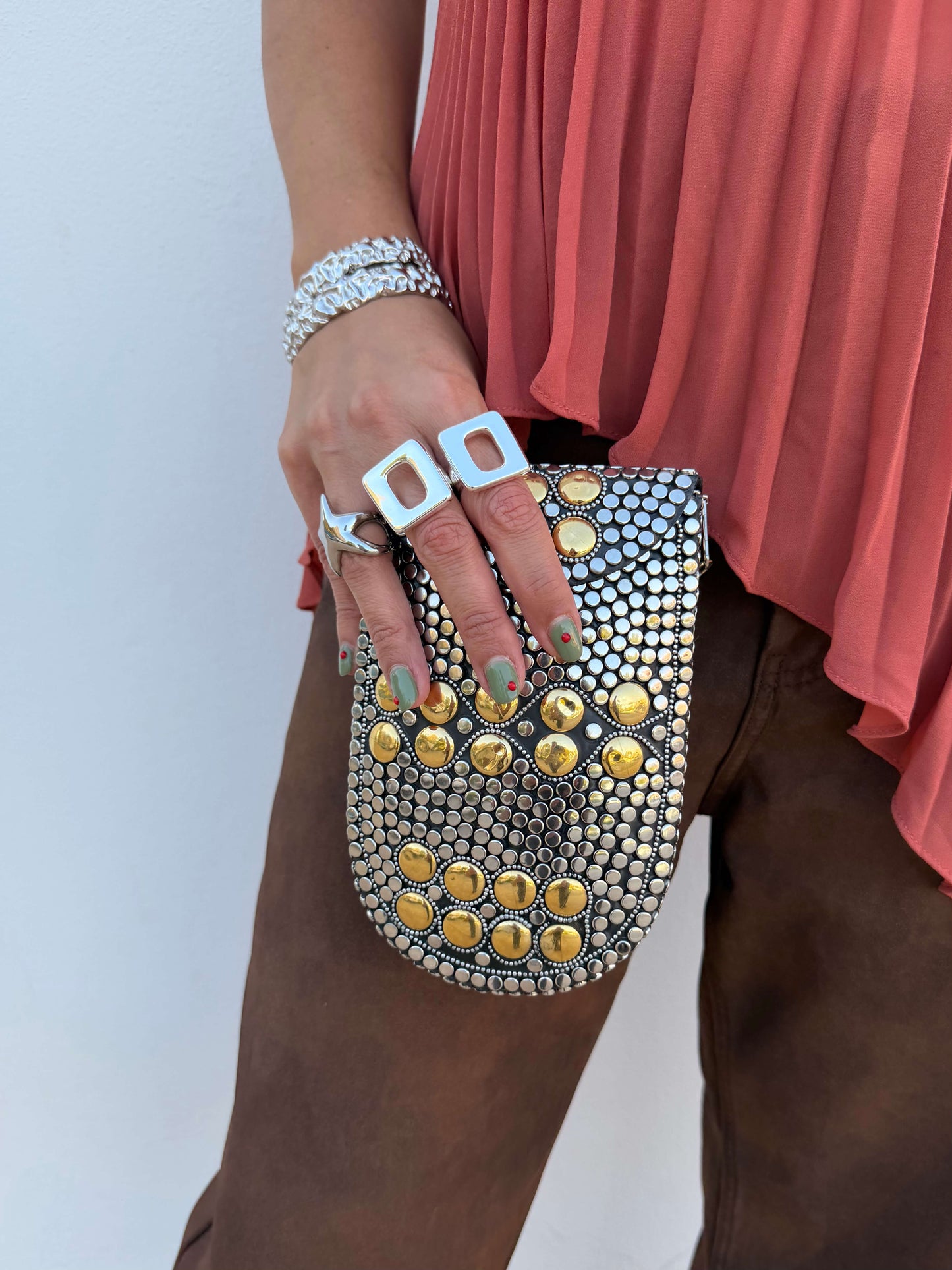 MALA CLUTCH DE FESTA COM TACHAS DOURADAS E PRATEADAS