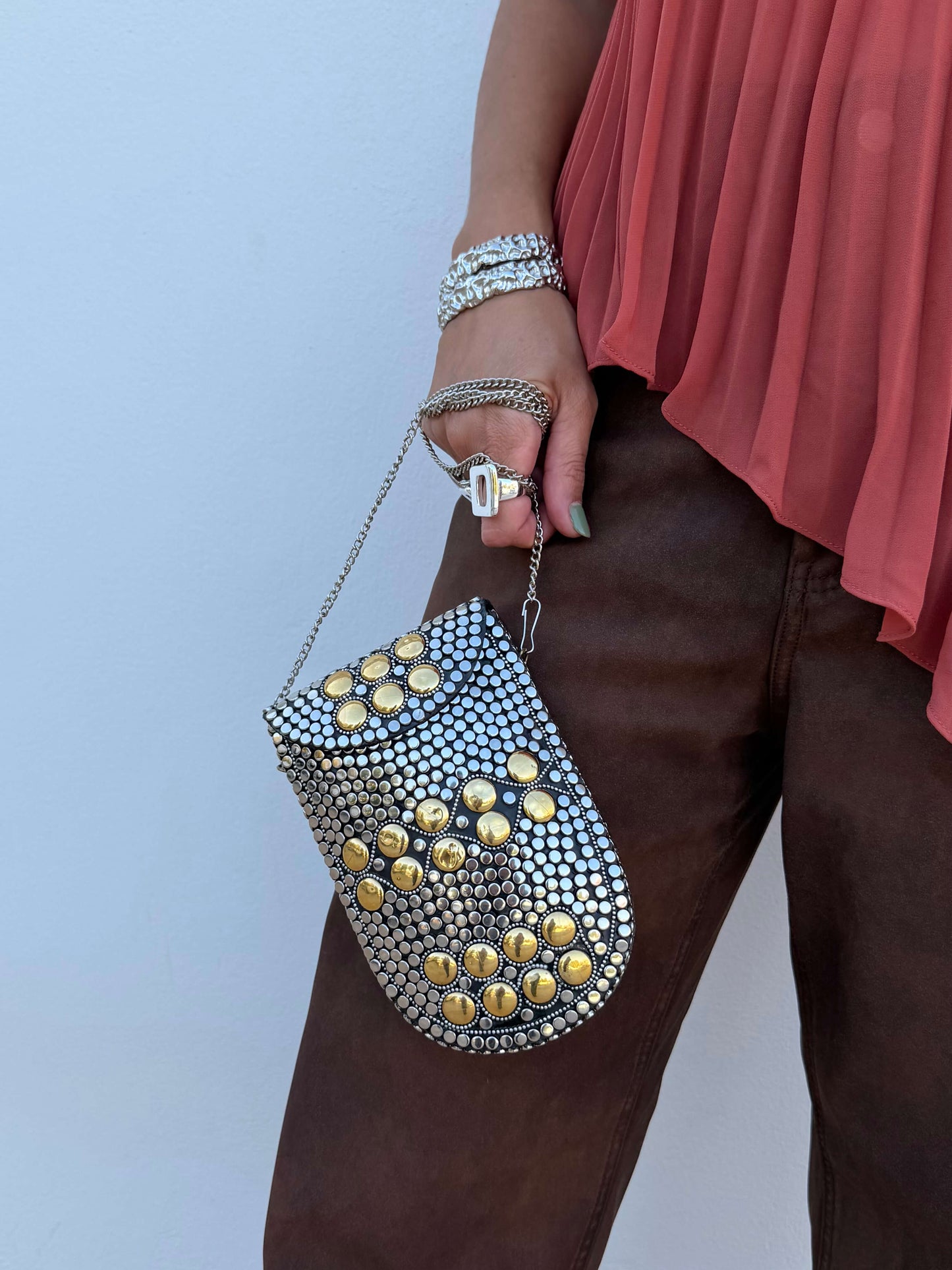 MALA CLUTCH DE FESTA COM TACHAS DOURADAS E PRATEADAS