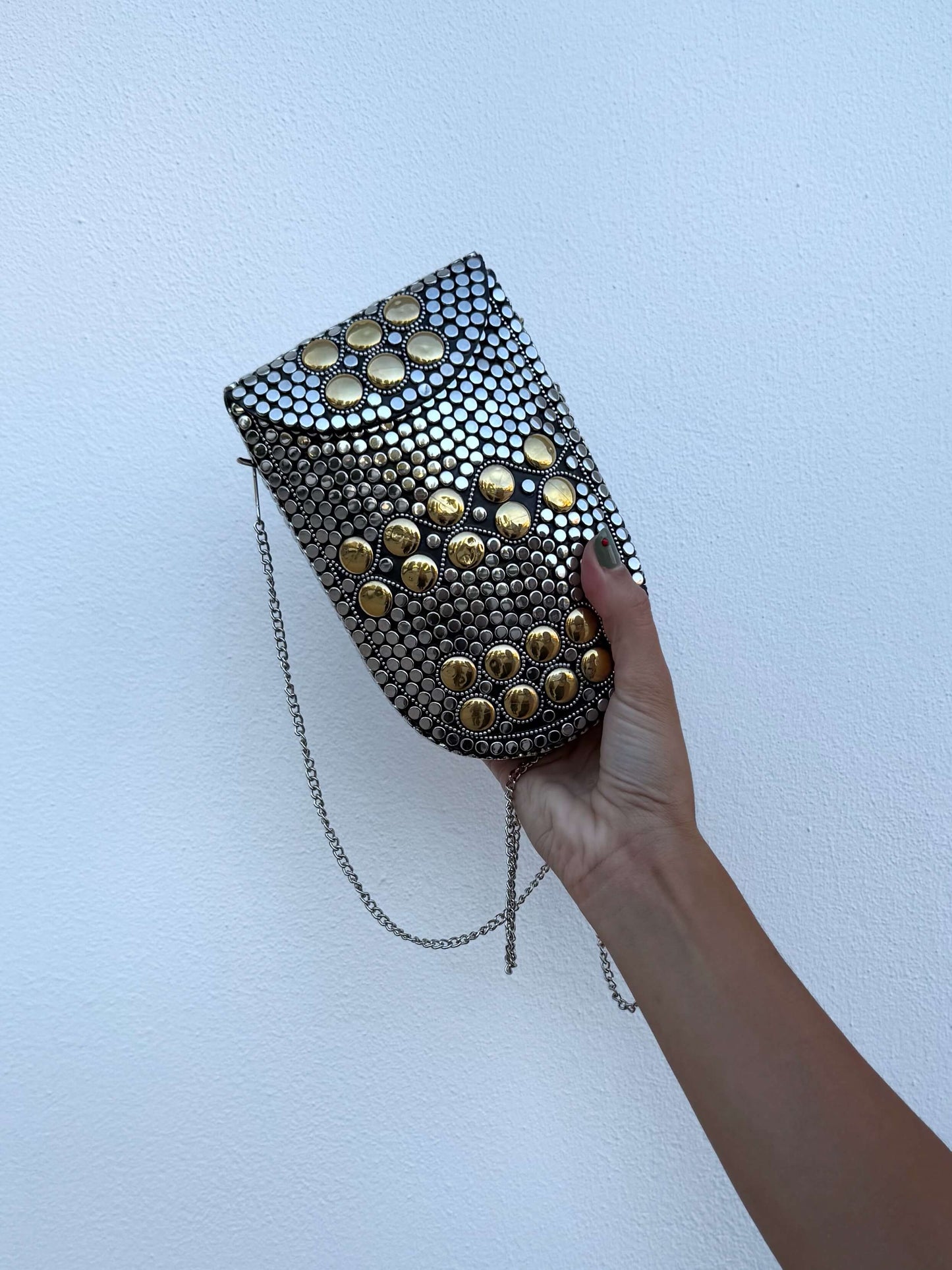 MALA CLUTCH DE FESTA COM TACHAS DOURADAS E PRATEADAS