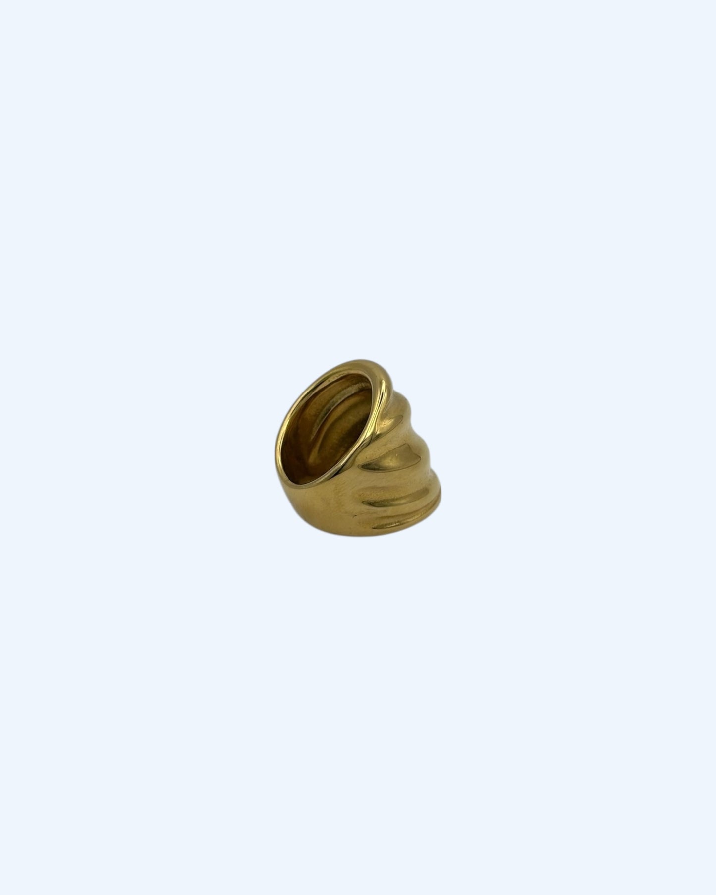 ANEL DOURADO EM AÇO COM TEXTURA ONDULADA