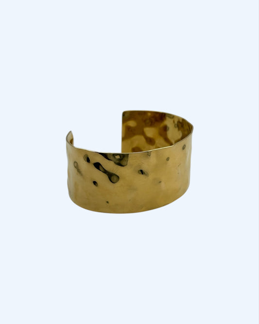 PULSEIRA DOURADA LARGA MARTELADA EM AÇO
