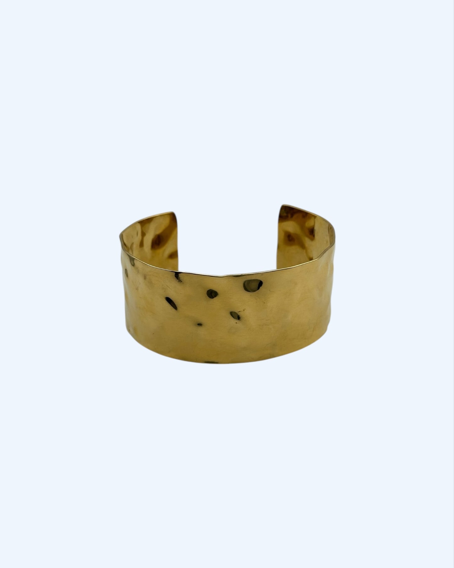PULSEIRA DOURADA LARGA MARTELADA EM AÇO