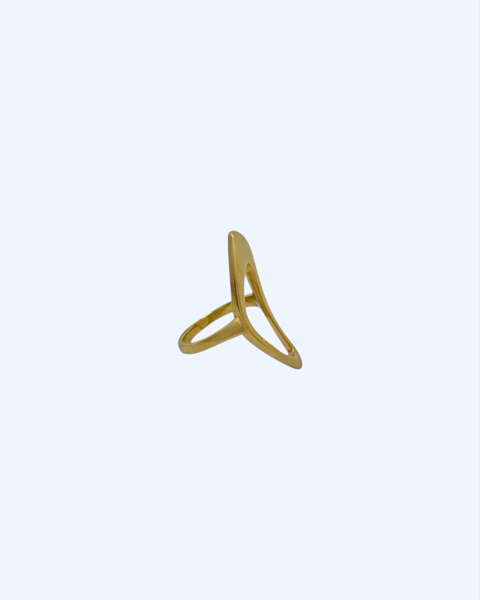 Anel ajustável em aço inoxidável com linhas recortadas e curvas orgânicas dourado, vista lateral.