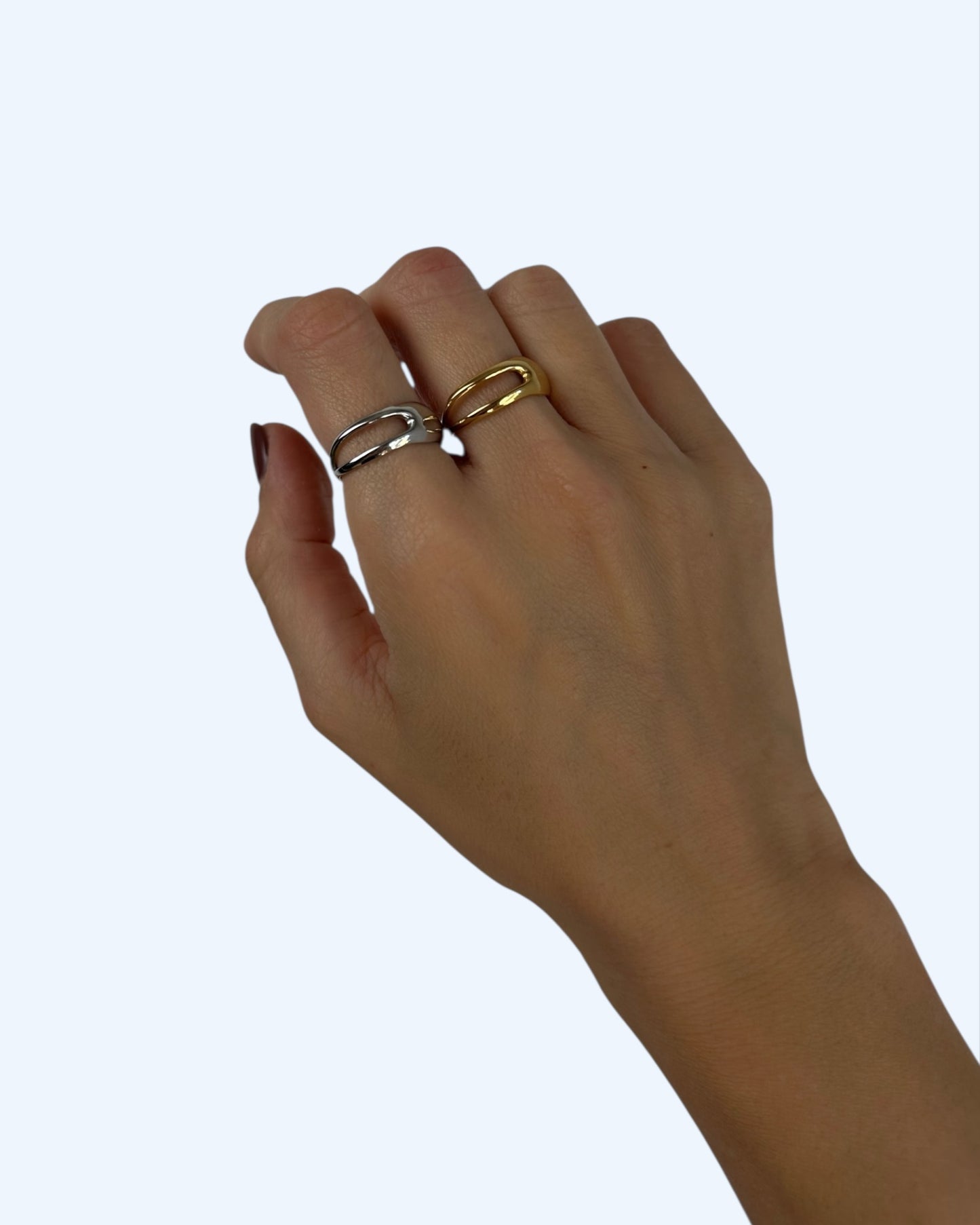 Vista a ser usado na mão, anel prateado em forma de aliança aberto em aço inoxidável ajustável e anel dourado em forma de aliança aberto em aço inoxidável ajustável. Confortável e ultra versátil.