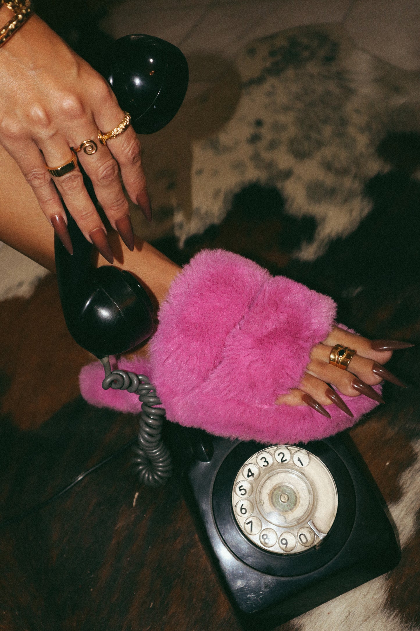 Anel Aliança martelado dourada. Vista na mão.