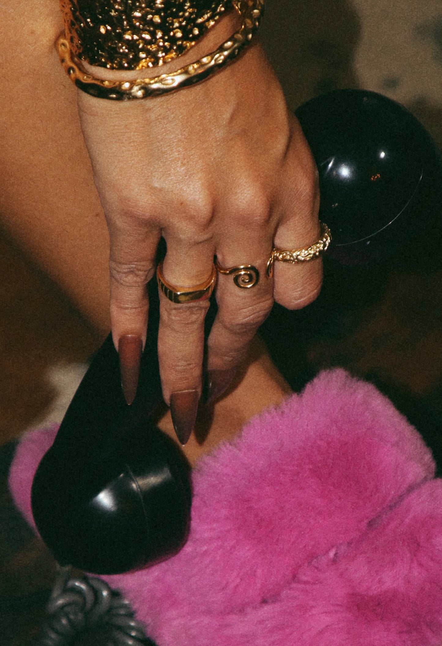 Anel Aliança martelado dourada. Vista na mão.