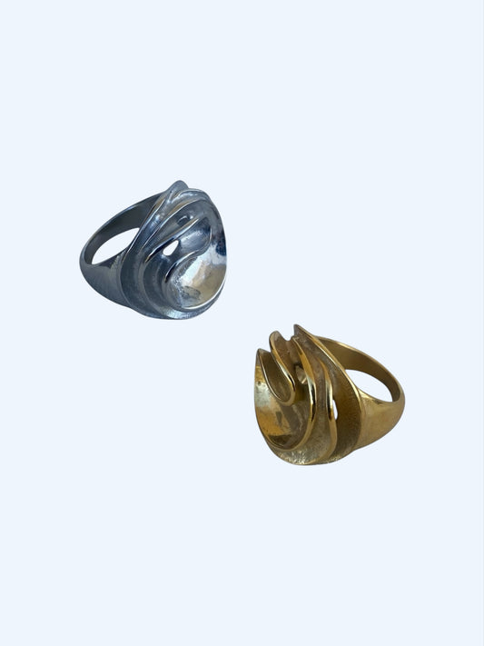 Vista conjunta do Anel chunky grande com ondas orgânicas em aço inoxidável dourado e do Anel chunky grande com ondas orgânicas em aço inoxidável prateado.