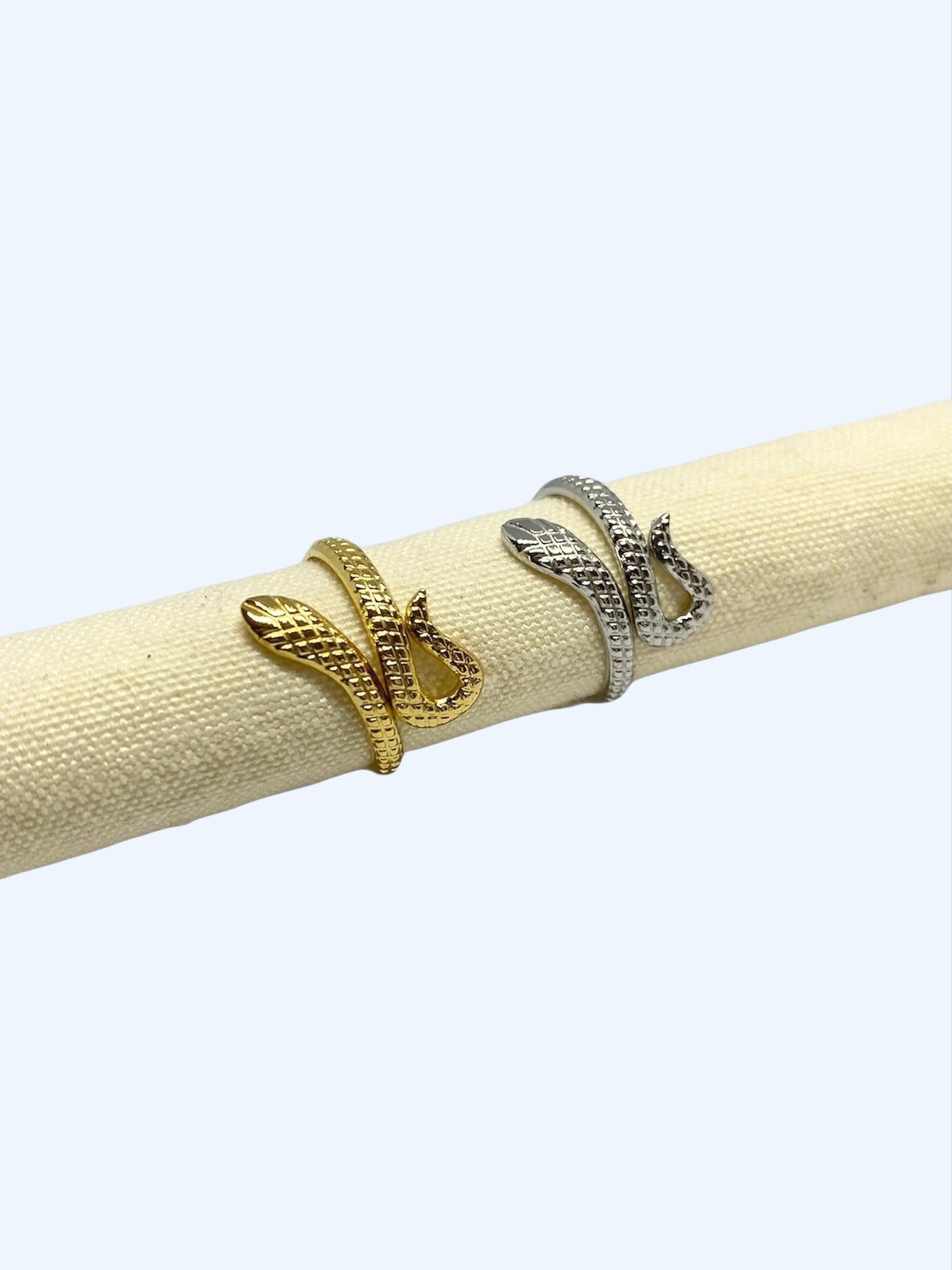 Vista lateral do Anel cobra ajustável em aço inoxidável dourado e do Anel cobra ajustável em aço inoxidável  prateado.