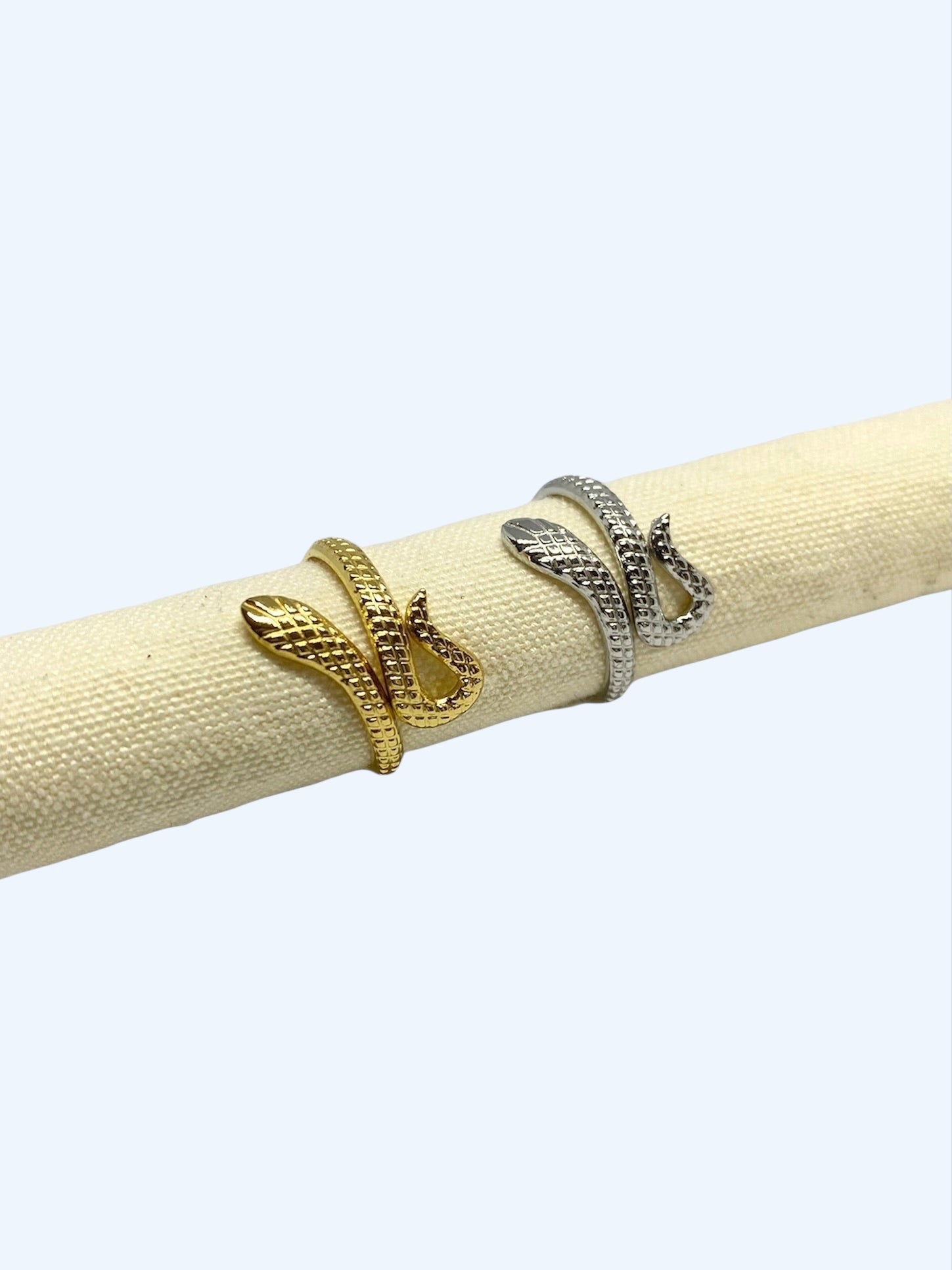 Vista lateral do Anel cobra ajustável em aço inoxidável dourado e do Anel cobra ajustável em aço inoxidável  prateado.