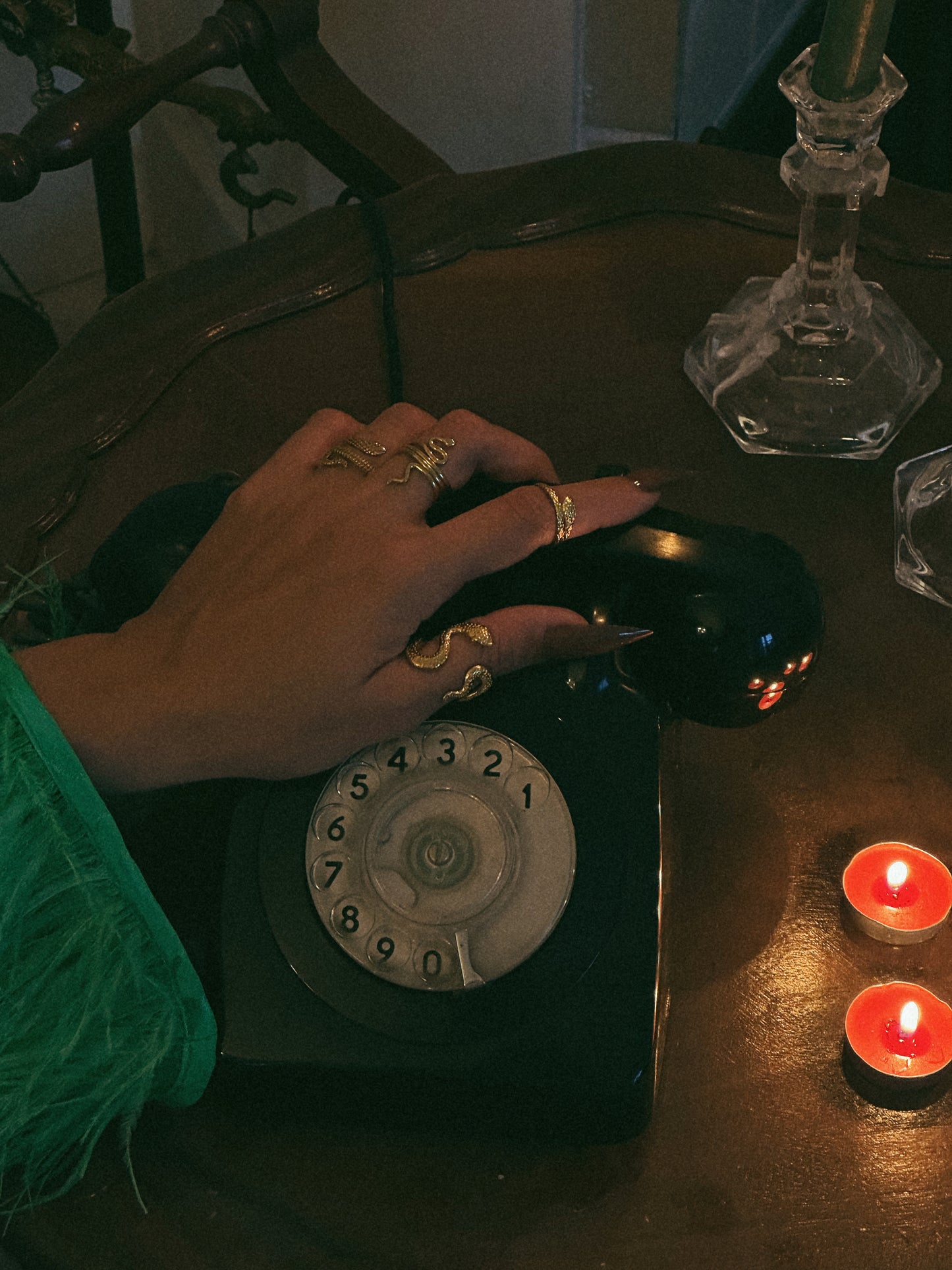 Vista do Anel dourado em forma de cobra pequena ajustável em aço inoxidável a ser usado com outros anéis em forma de cobra.