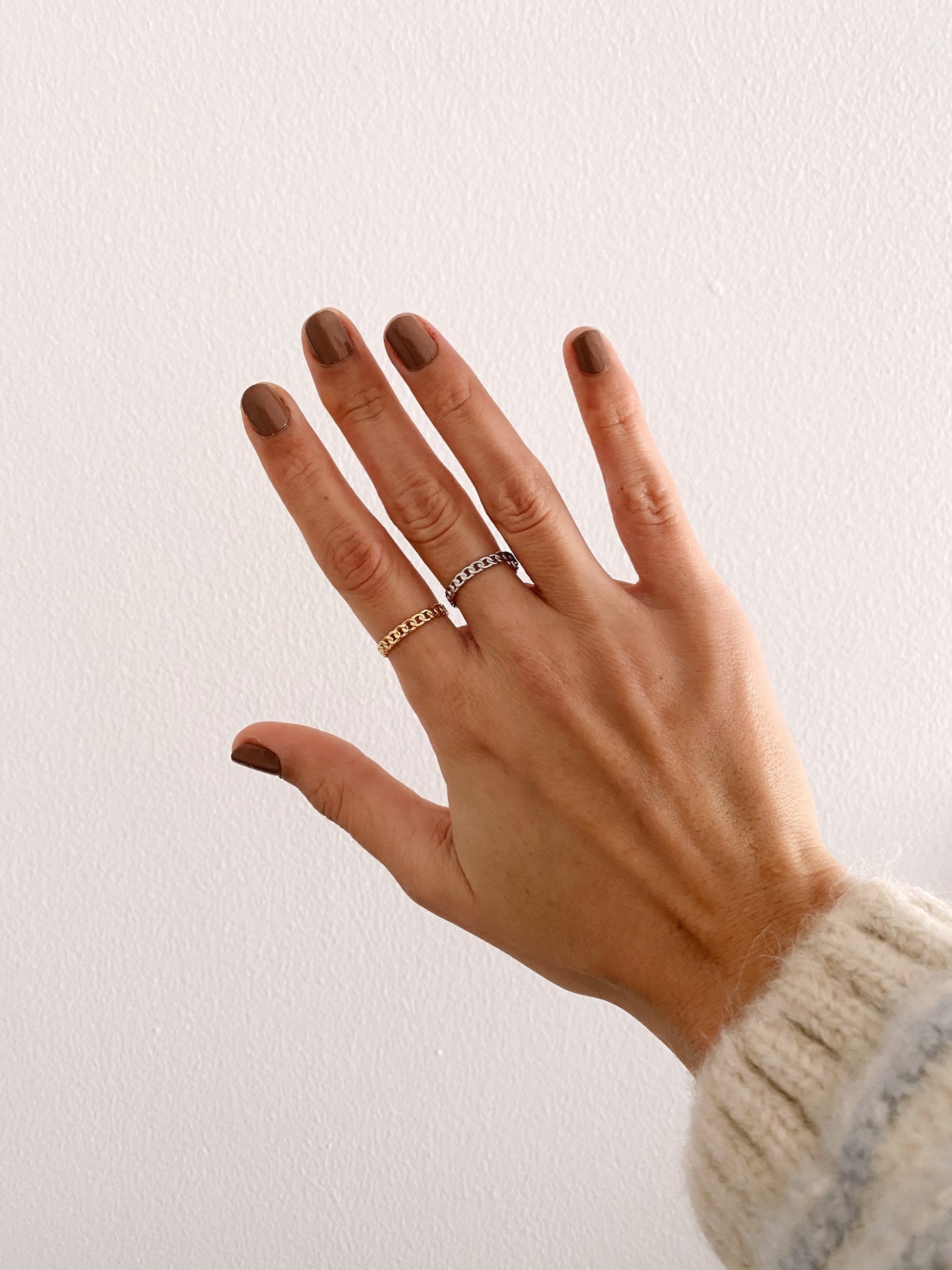 Vista a serem usados dos anéis dourado e prateado corrente fina ajustável em aço inoxidável.