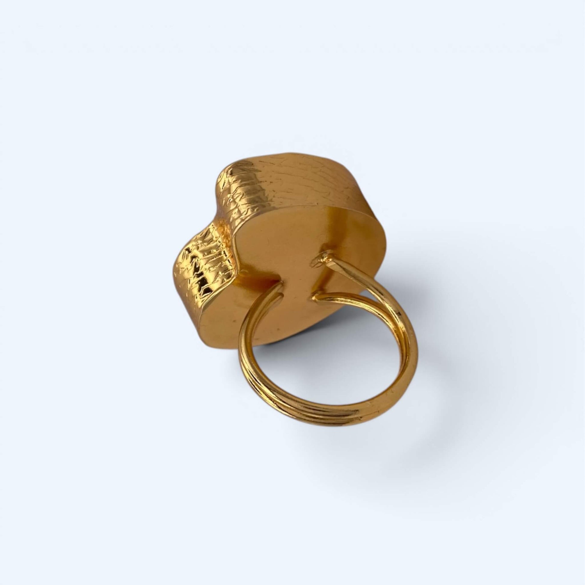 Vista de trás do anel dourado com amonite boho de tamanho ajustável. Anel perfeito para dia a dia ou festas.