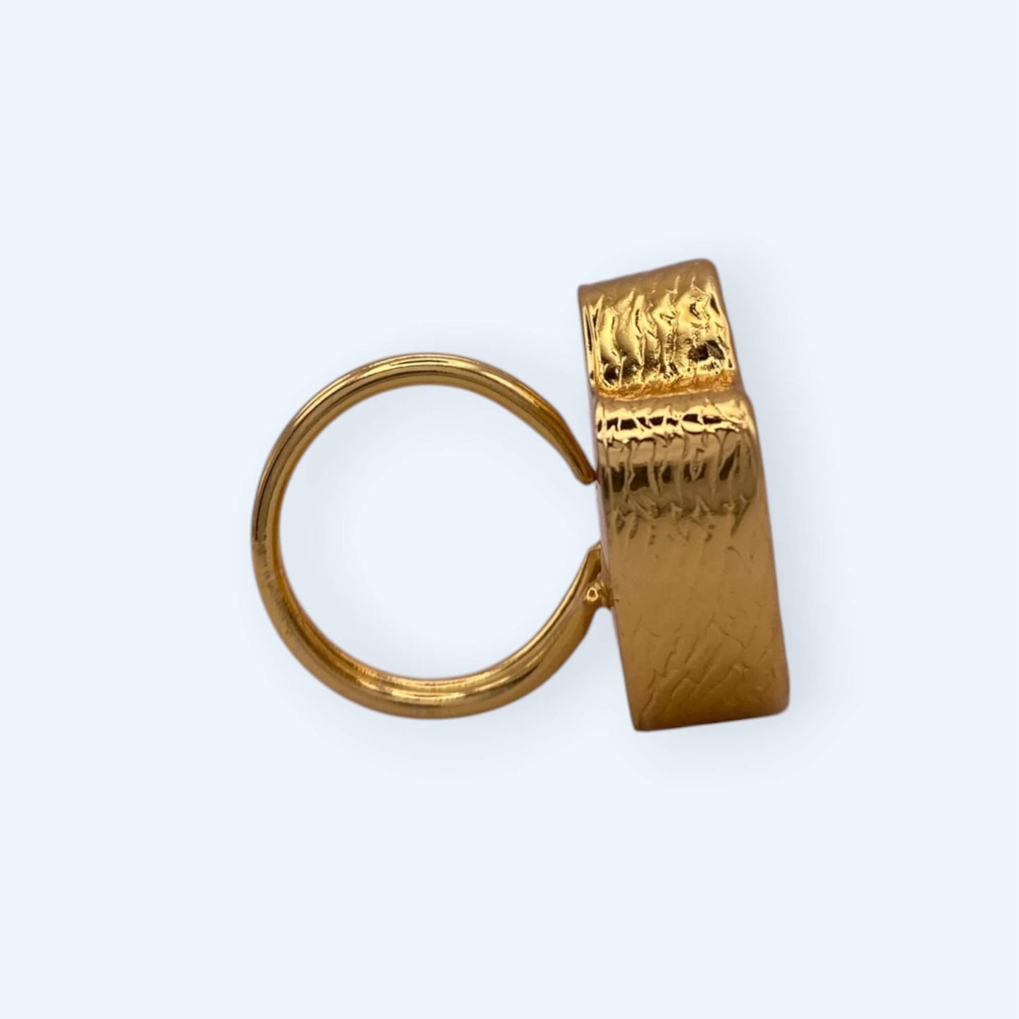Vista de trás do anel dourado com amonite boho de tamanho ajustável. Anel perfeito para dia a dia ou festas.