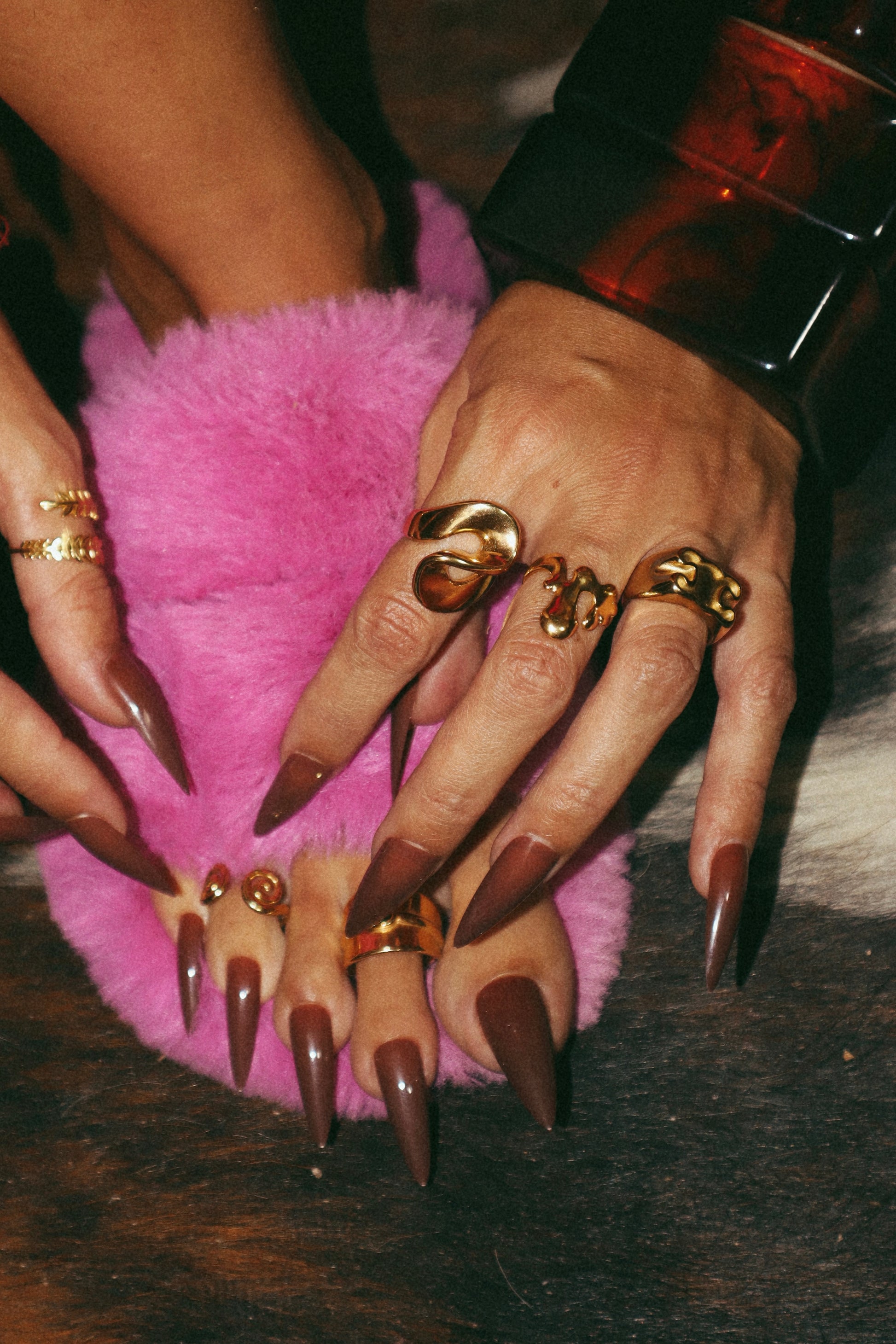 ANEL dourado CHUNKY CURVAS ESCULTURAIS EM AÇO INOXIDÁVEL no dedo. 