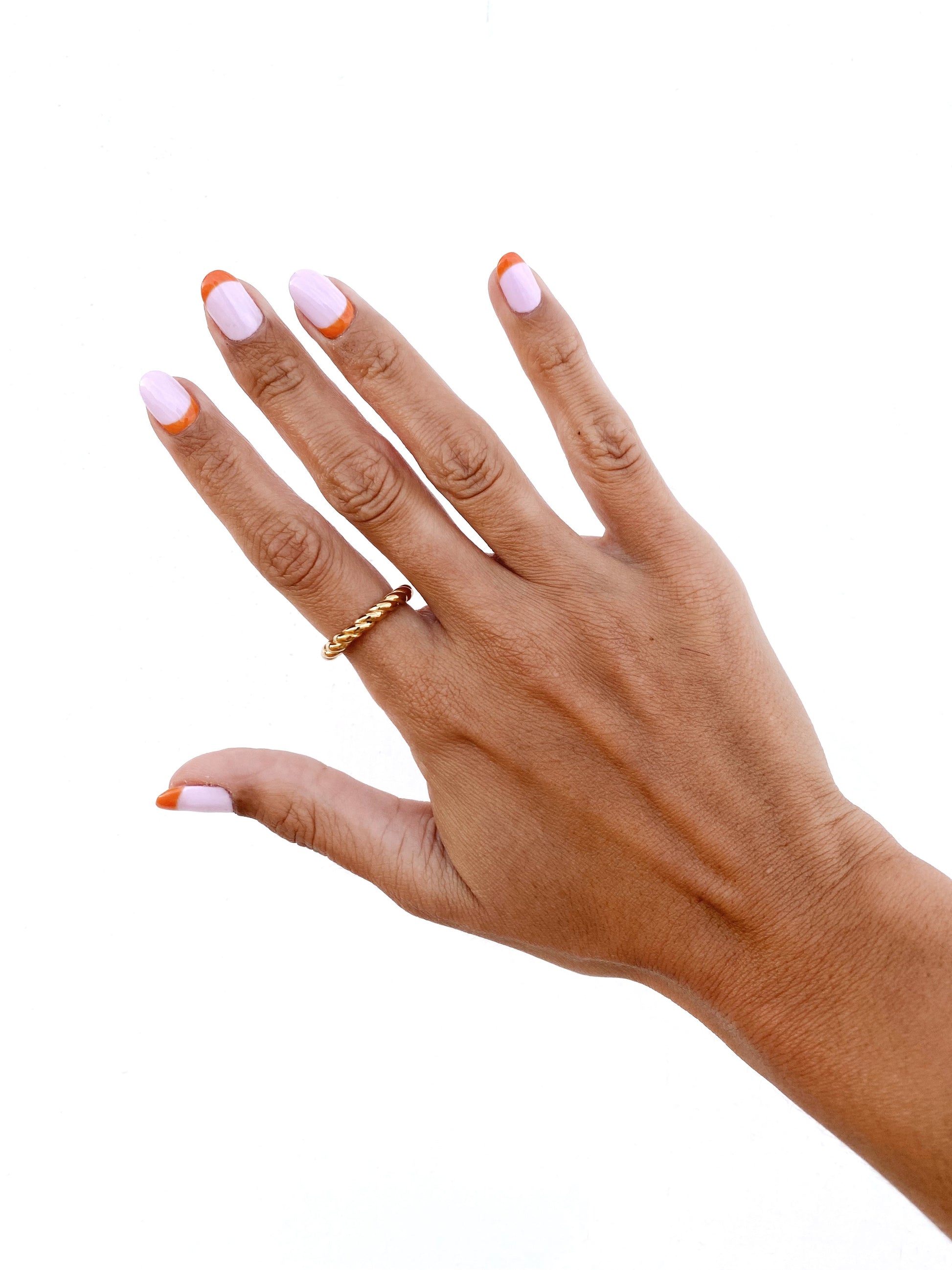 Vista a ser usado na mão do Anel dourado total corda entrelaçada em aço inoxidável.