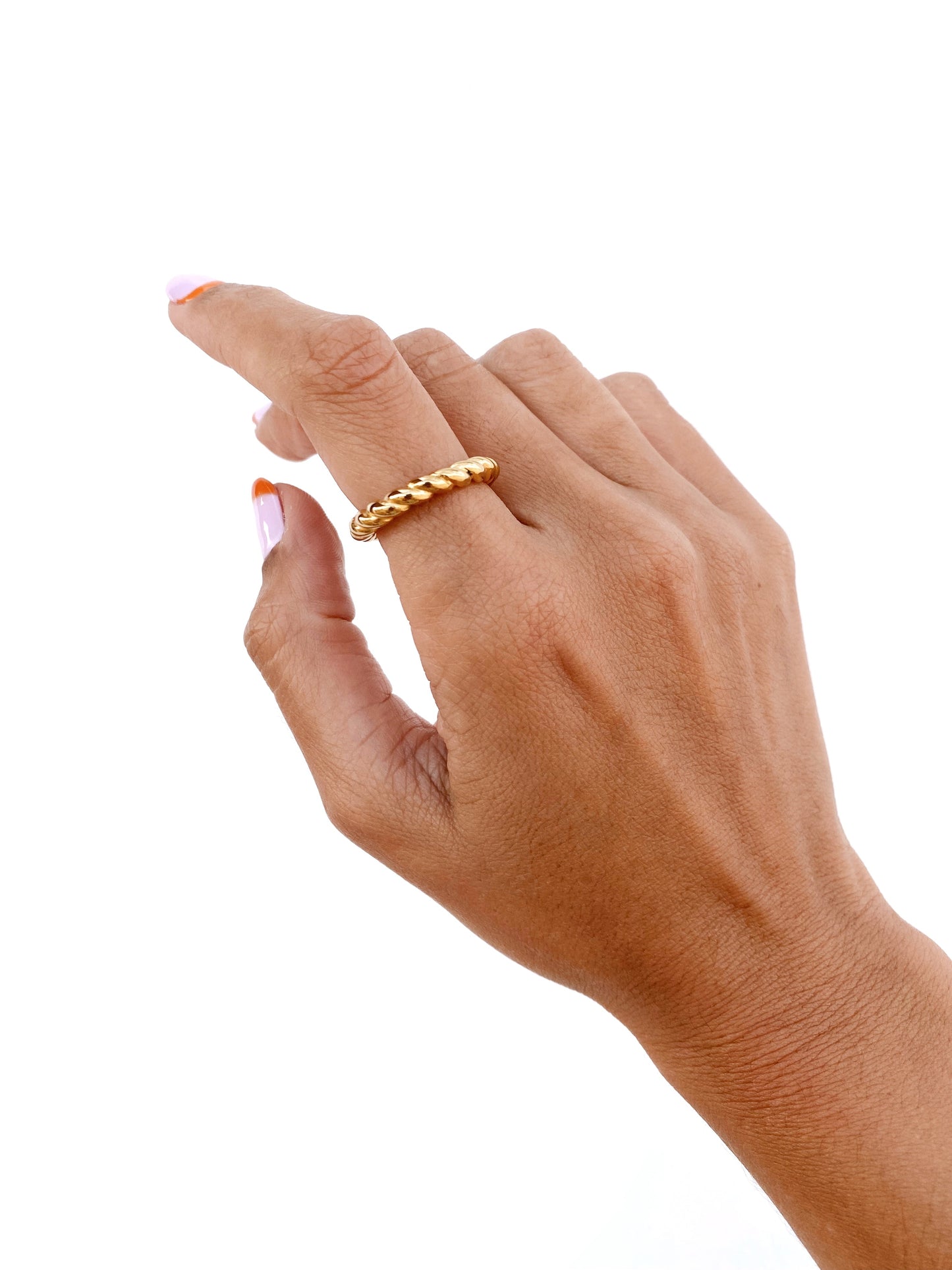 Vista a ser usado na mão do Anel dourado total corda entrelaçada em aço inoxidável.