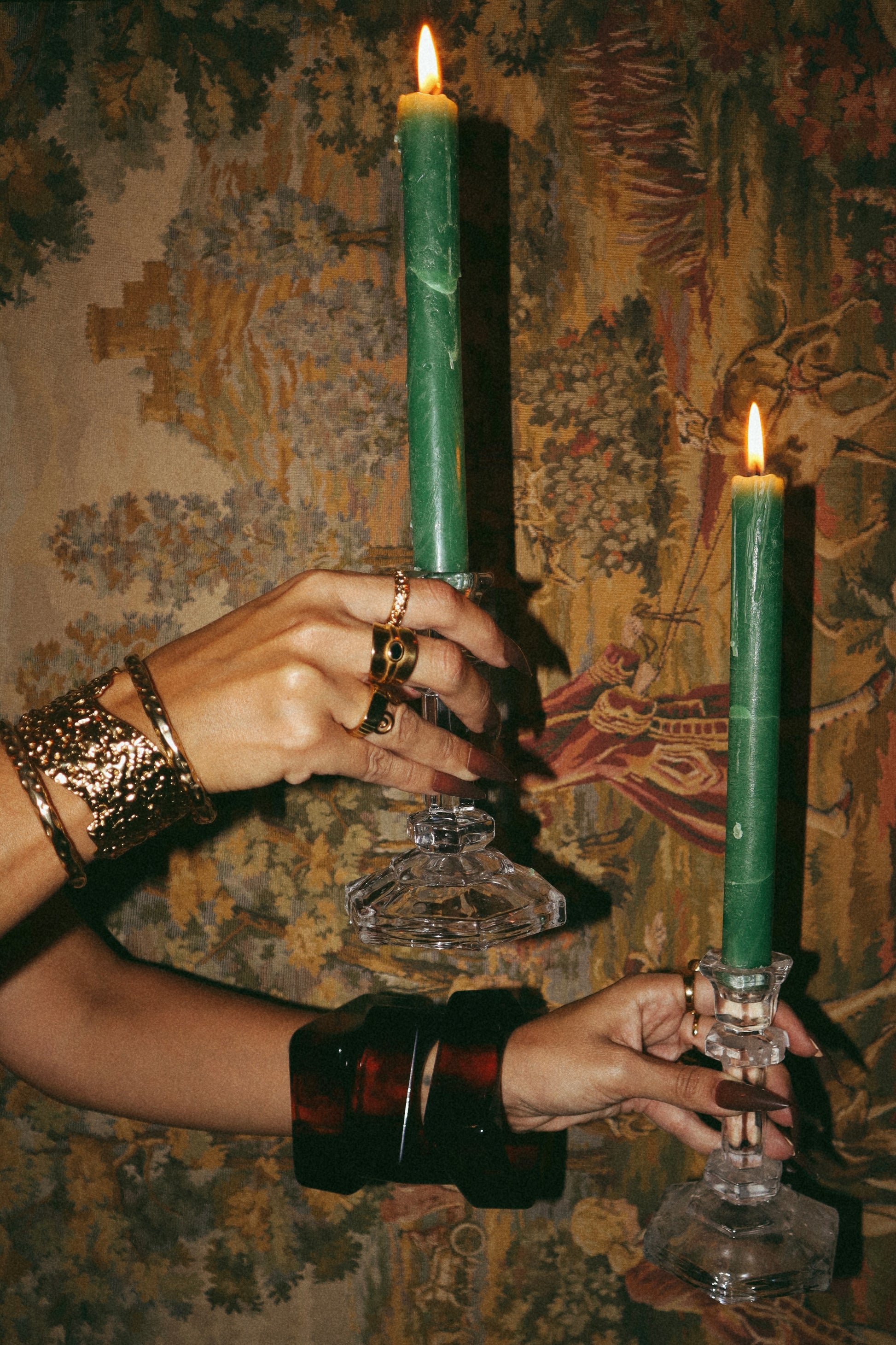 Anel largo dourado em aço inoxidável com uma pedra central preta. Vista na mão.