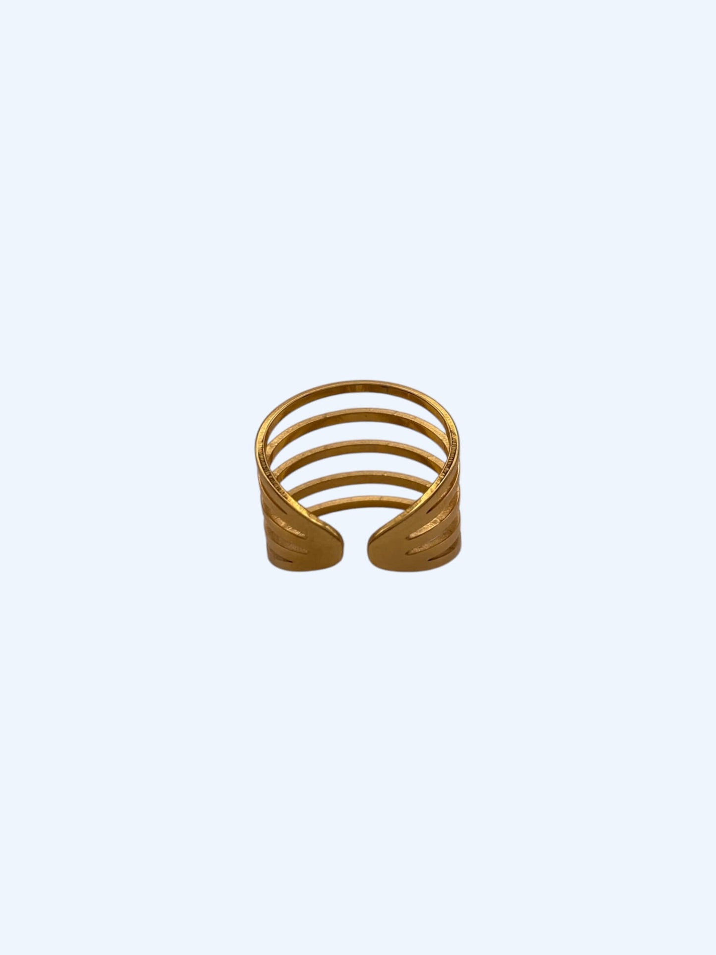 Vista de trás do Anel dourado com várias linhas recortadas em aço inoxidável. Este anel com design contemporâneo e minimalista. É um anel perfeito para o dia a dia e ocasiões especiais.