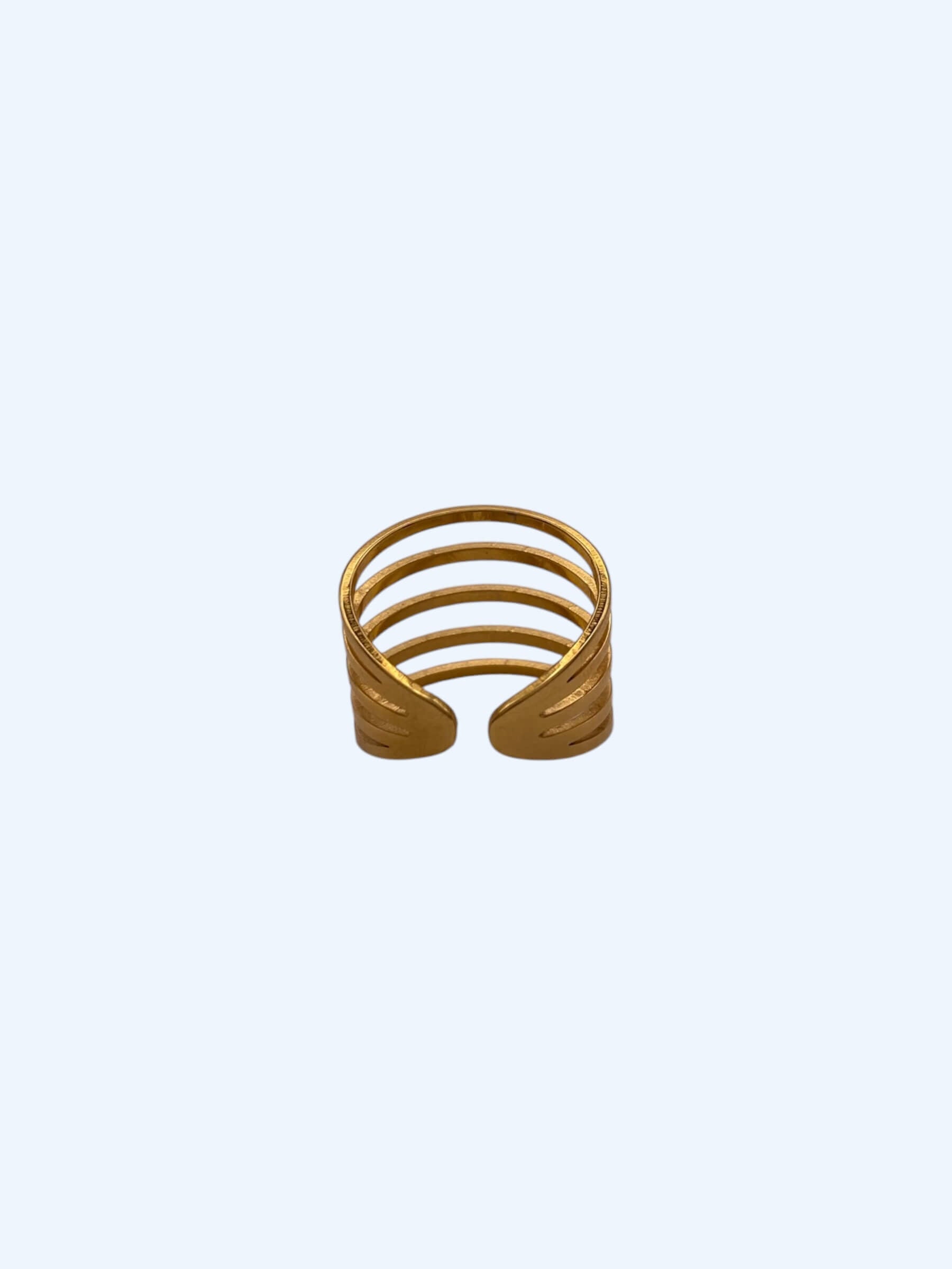 Vista de trás do Anel dourado com várias linhas recortadas em aço inoxidável. Este anel com design contemporâneo e minimalista. É um anel perfeito para o dia a dia e ocasiões especiais.