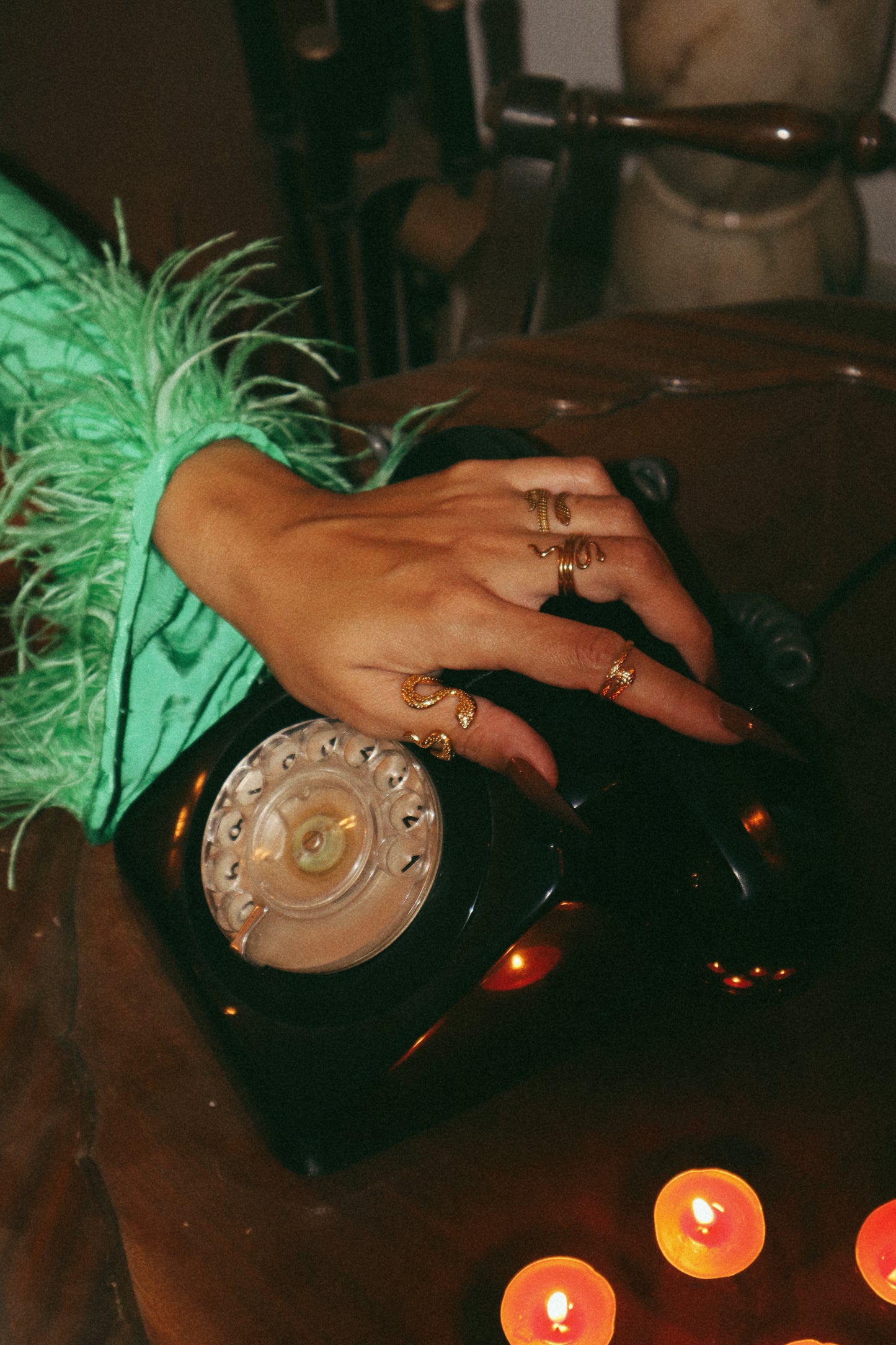 Anel dourado em forma de píton em aço inoxidável é ancestral e ajustável. Vista na mão.