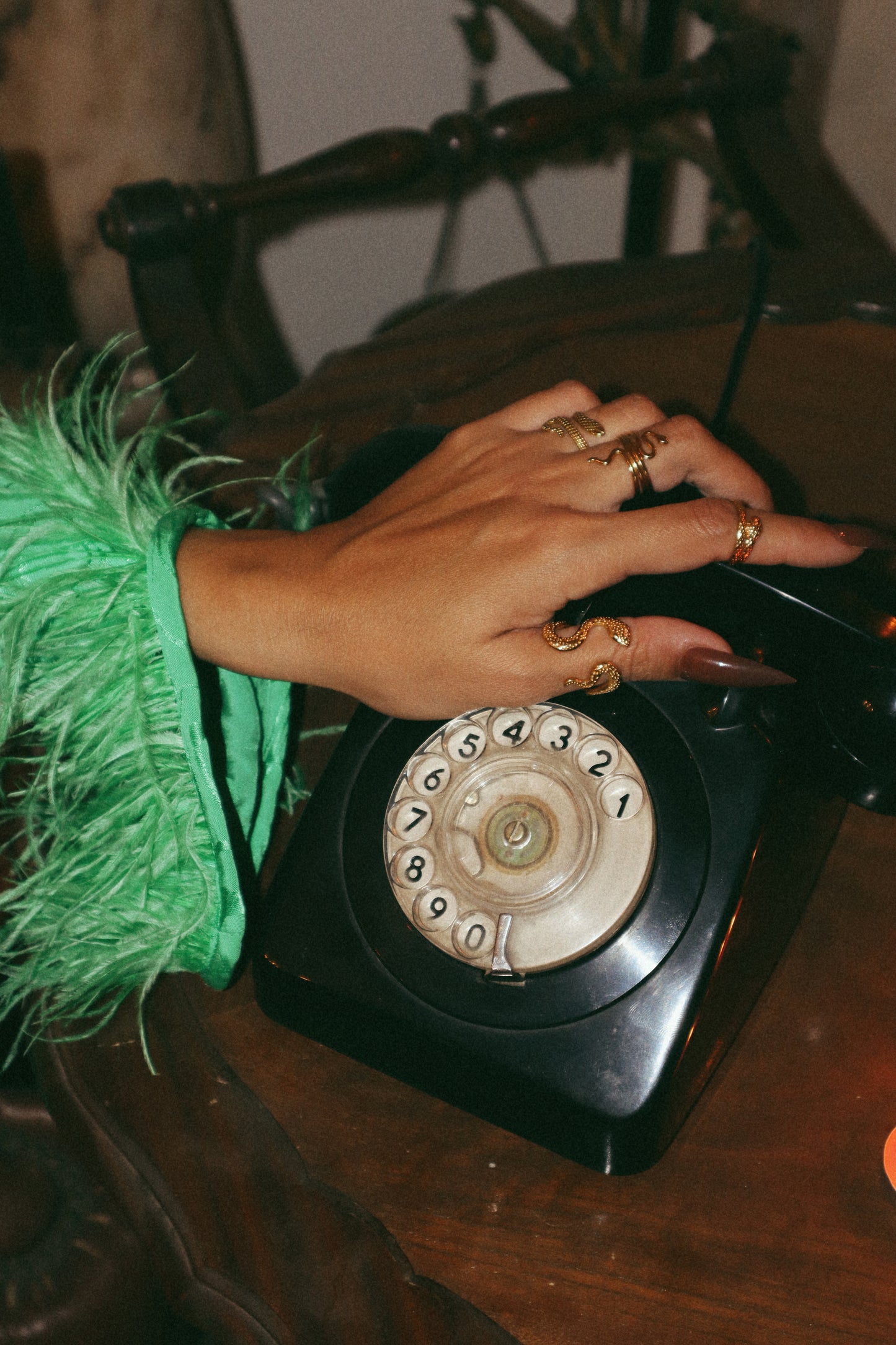 Anel dourado em forma de píton em aço inoxidável é ancestral e ajustável. Vista na mão.