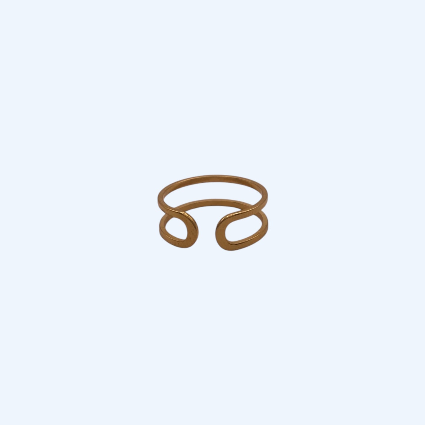 Vista de trás do Anel dourado ajustável em aço inoxidável com design duplo e minimalista. Este anel recortado à volta de duas linhas, é leve, cool e fácil de usar. Dá aquele glow effortless ao look, do casual ao beach mood.
Para ser usado sozinho ou mixado com outros.
