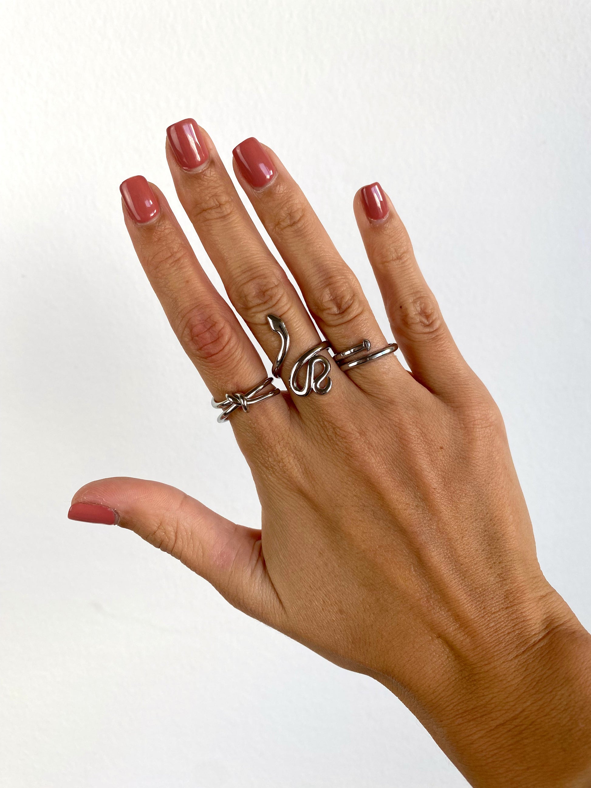 Vista a ser usado no dedo do Anel duplo com nó prateado em aço inoxidável.