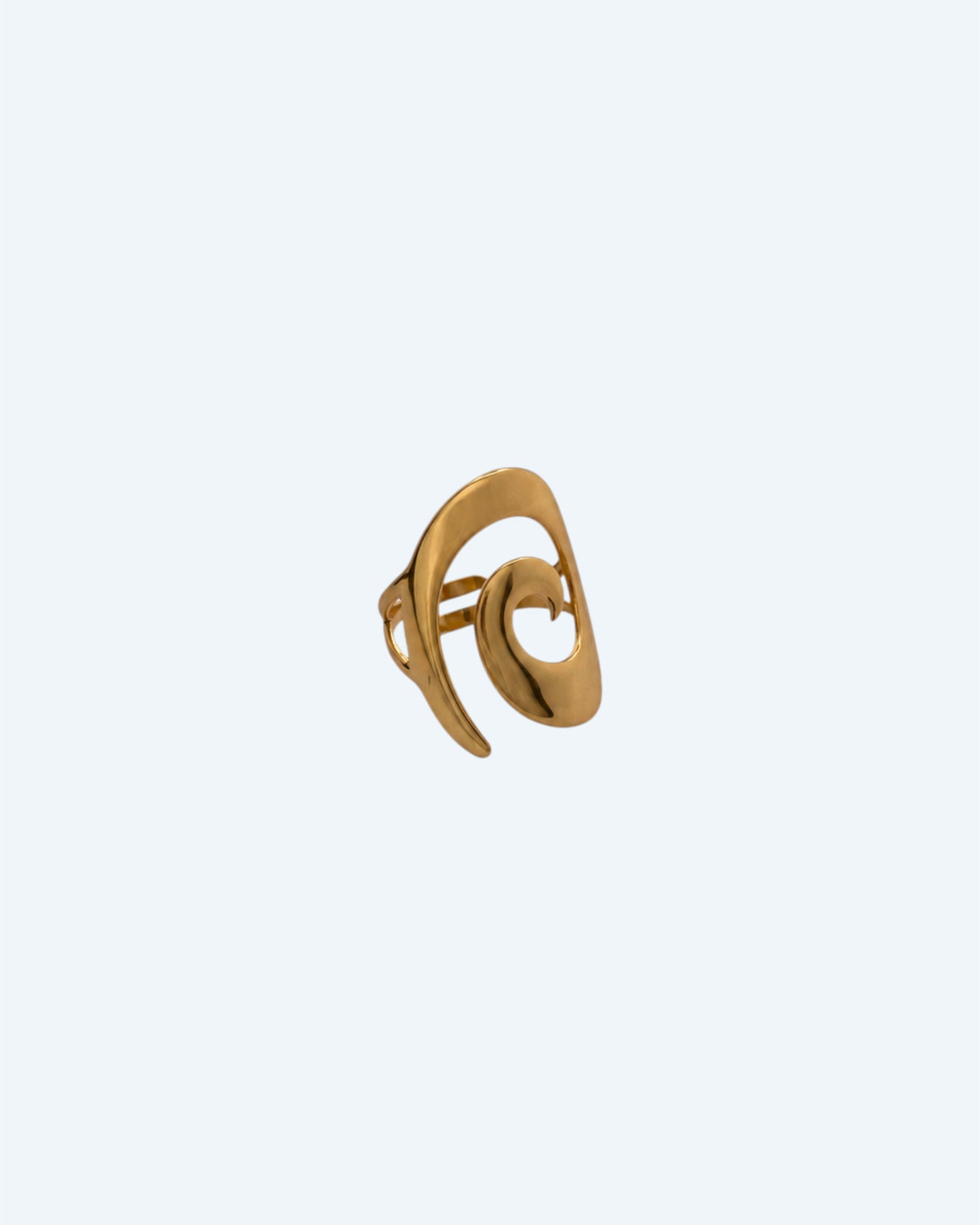 Vista lateral do anel dourado em forma de espiral é em aço inoxidável e ajustável, de design clean e minimalista. Anel ideal para qualquer ocasião, pensando em quem quer usar um anel sozinho ou em conjunto com outros. Para pessoas de estilo minimal, clean, chunky e bold, e também boho. Um anel versátil, atual e para toda a gente.