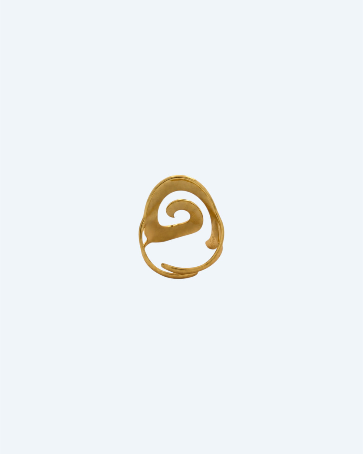 Vista traseira do anel dourado em forma de espiral é em aço inoxidável e ajustável, de design clean e minimalista. Anel ideal para qualquer ocasião, pensando em quem quer usar um anel sozinho ou em conjunto com outros. Para pessoas de estilo minimal, clean, chunky e bold, e também boho. Um anel versátil, atual e para toda a gente.